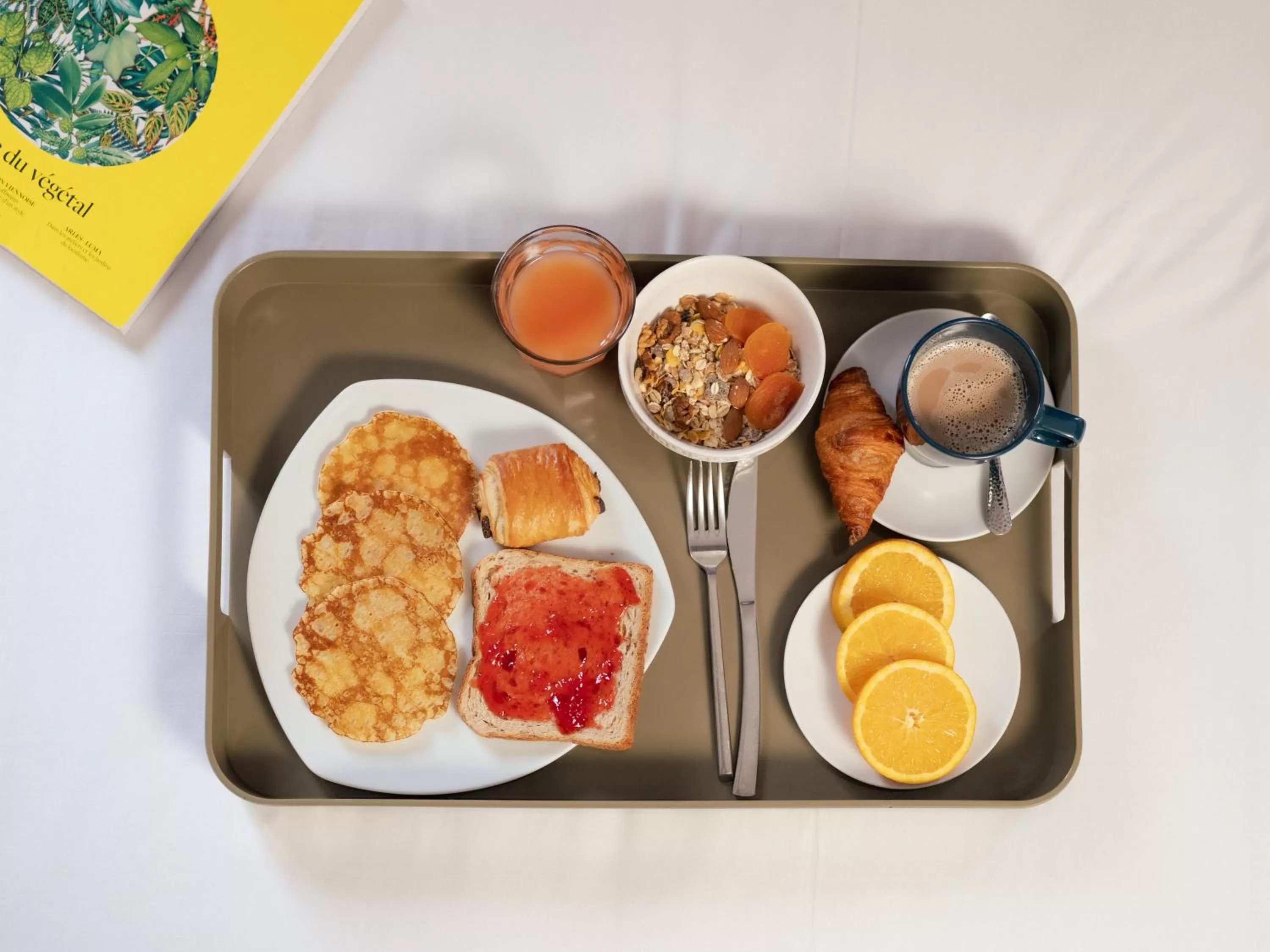 Continental breakfast in Legend Hôtel Paris