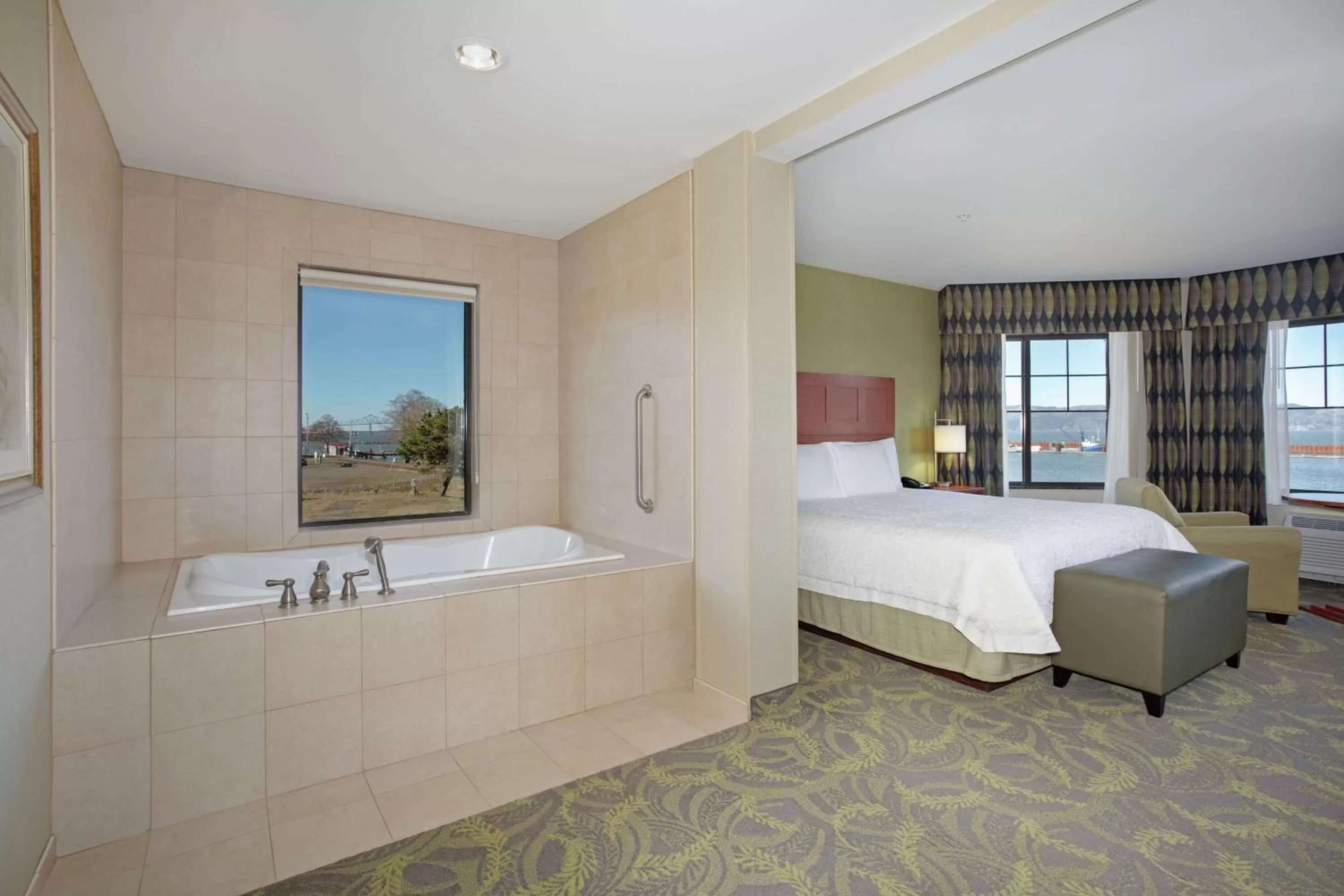 Bathroom, Bed in Hampton Inn & Suites Astoria