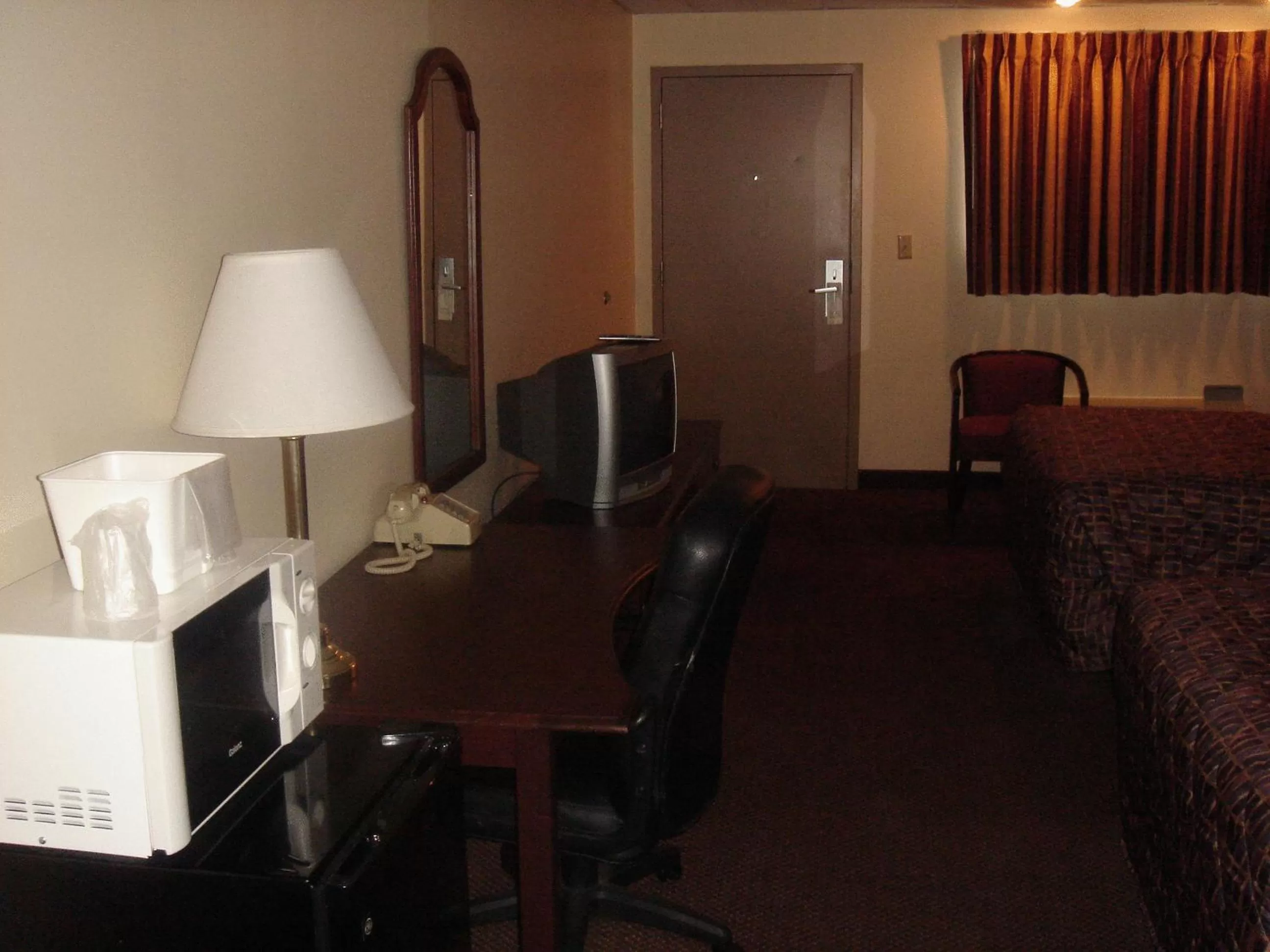 Seating area, Bed in German Village Inn Motel