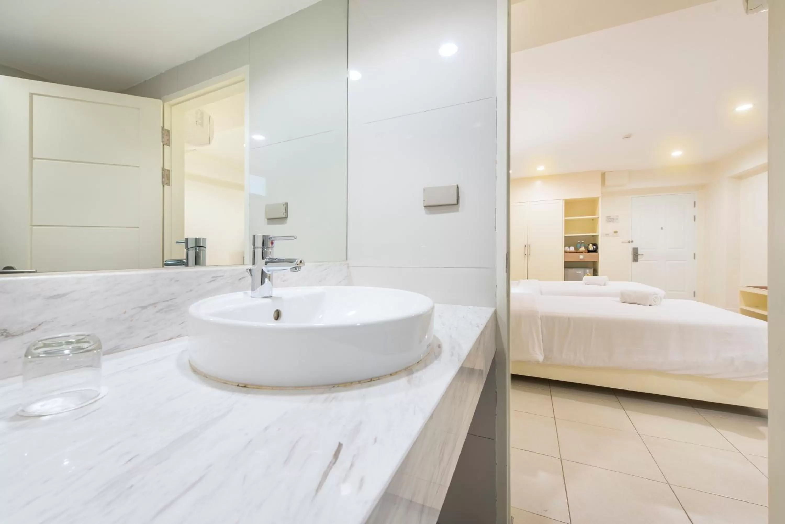 Bathroom, Bed in Le Tada Residence