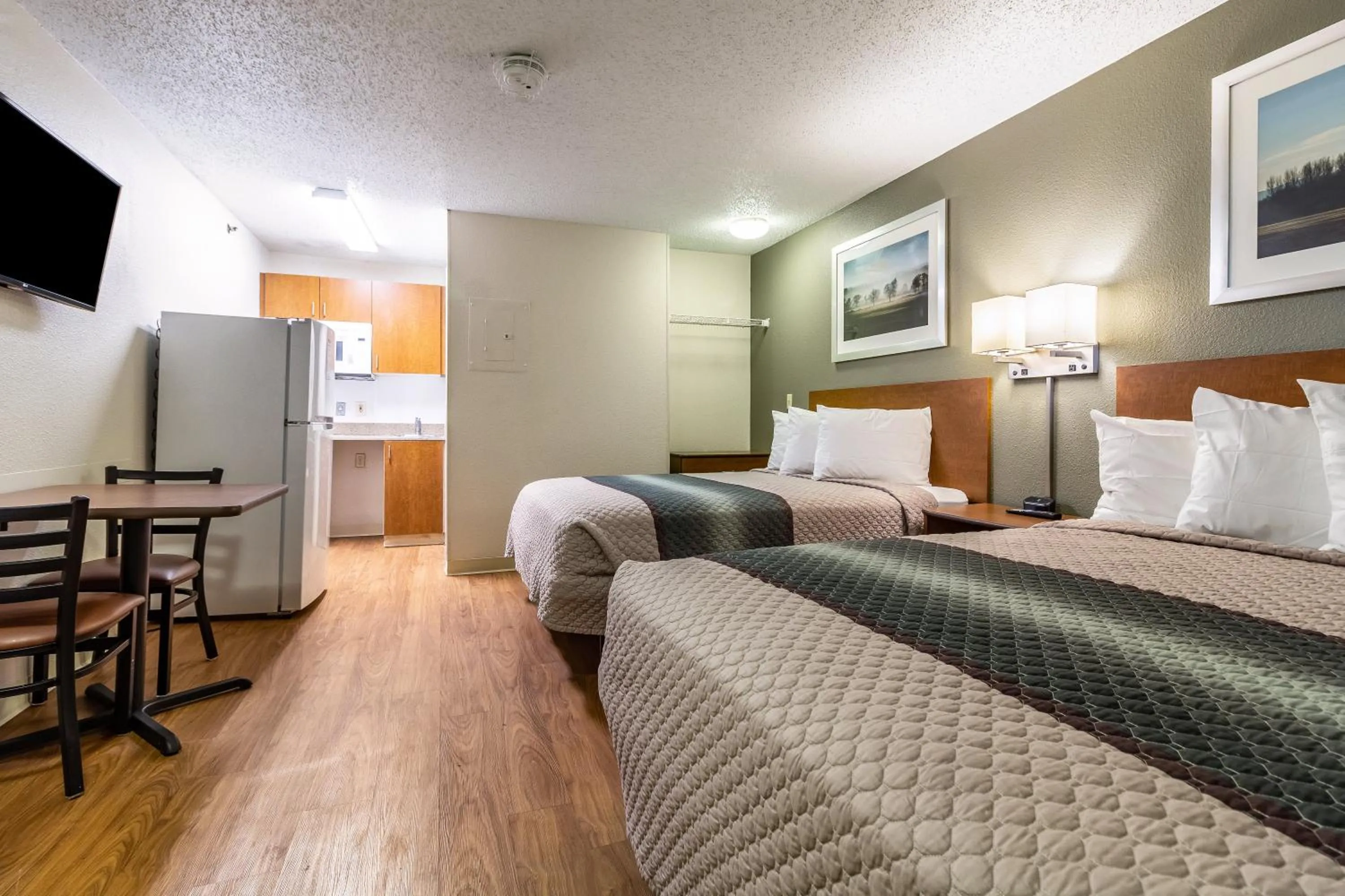 Photo of the whole room, Bed in HomeTowne Studios by Red Roof Houston - Northwest