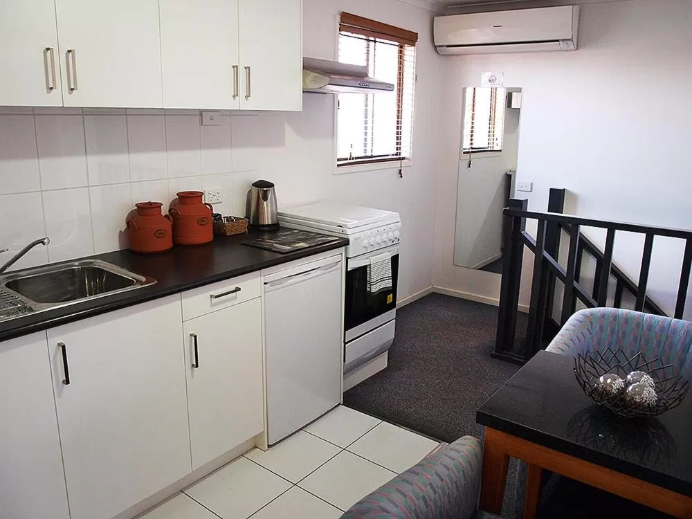 Kitchen or kitchenette, Kitchen/Kitchenette in Mornington Motel