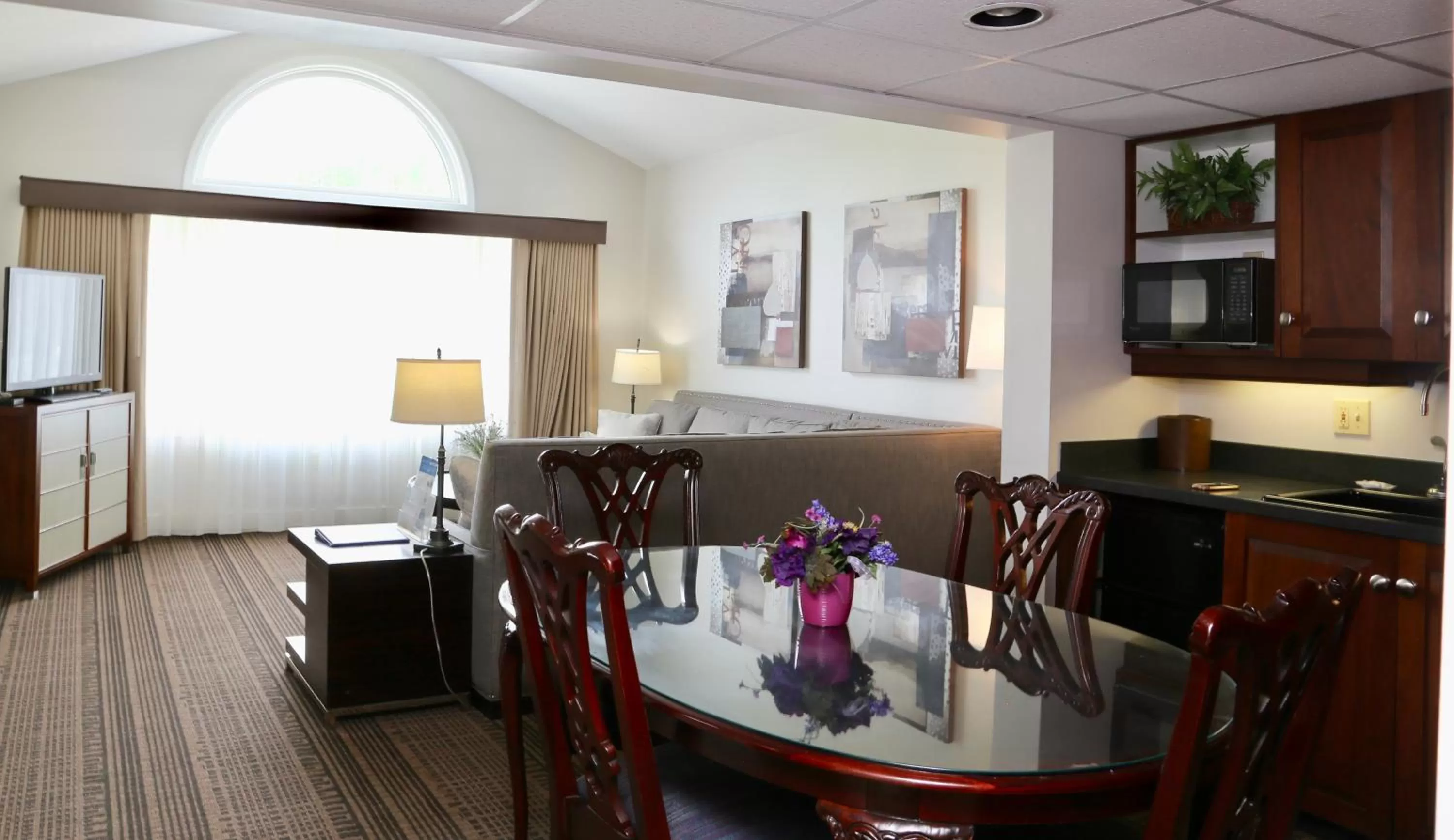 Dining area in Fairbanks Inn