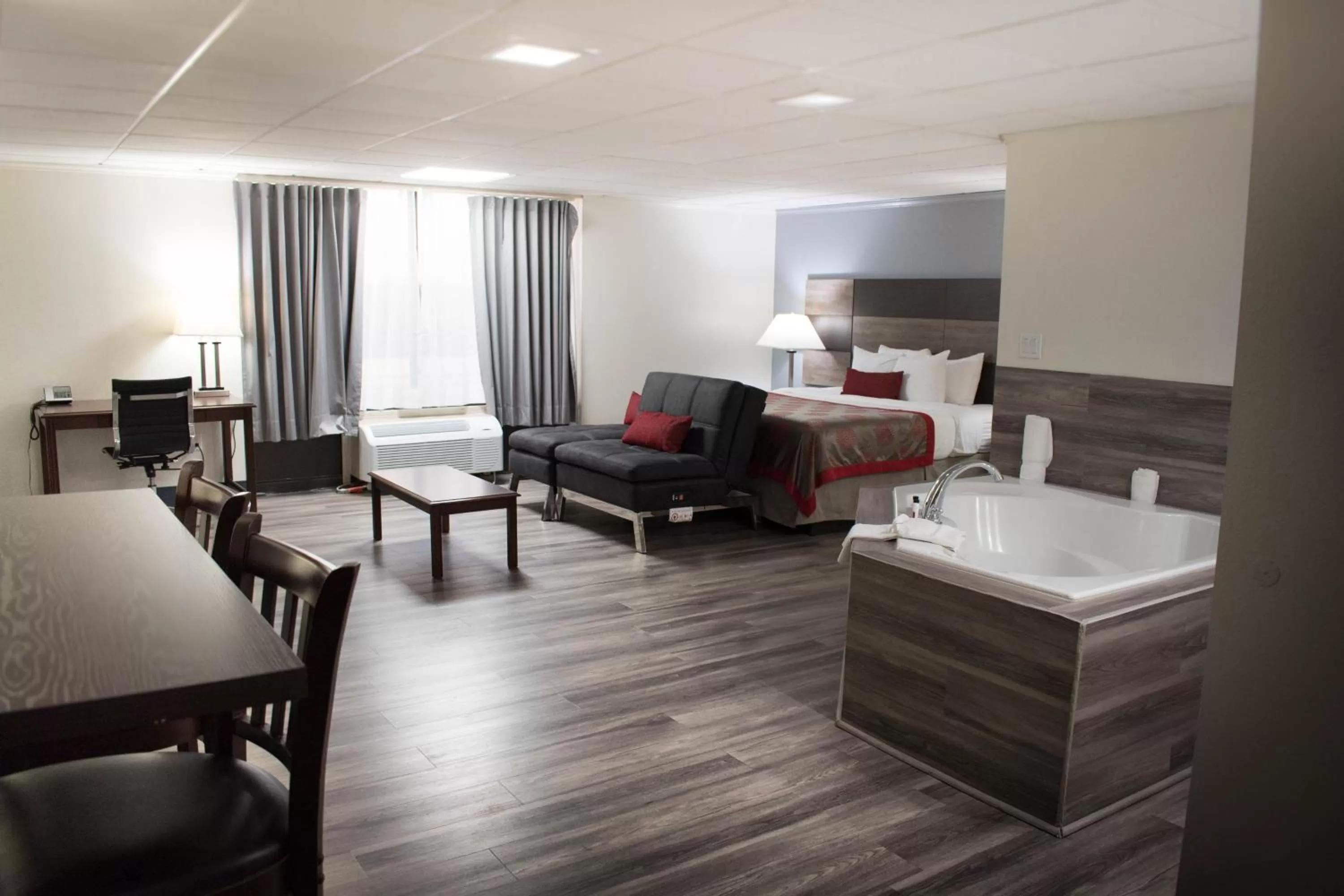 Living room, Bed in Ramada by Wyndham North Platte