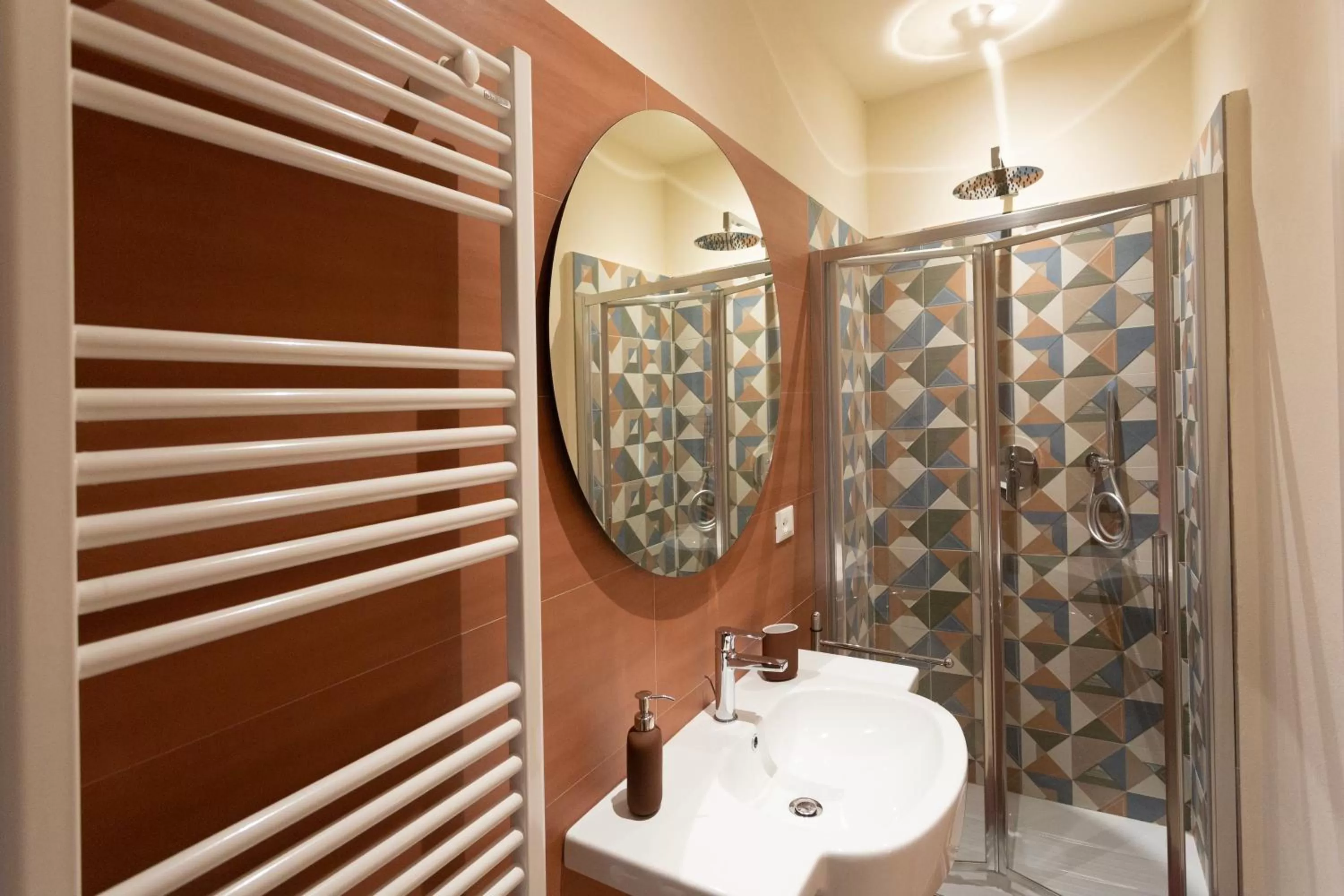 Shower in The Bricks B&B Free Parking