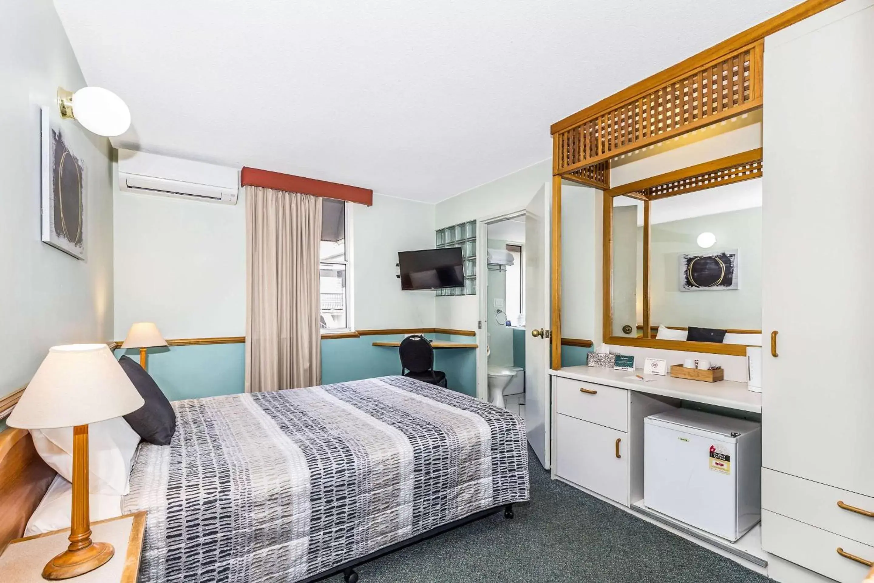 Standard Queen Room in Spring Hill Inn Standard Queen Room in Spring Hill Inn