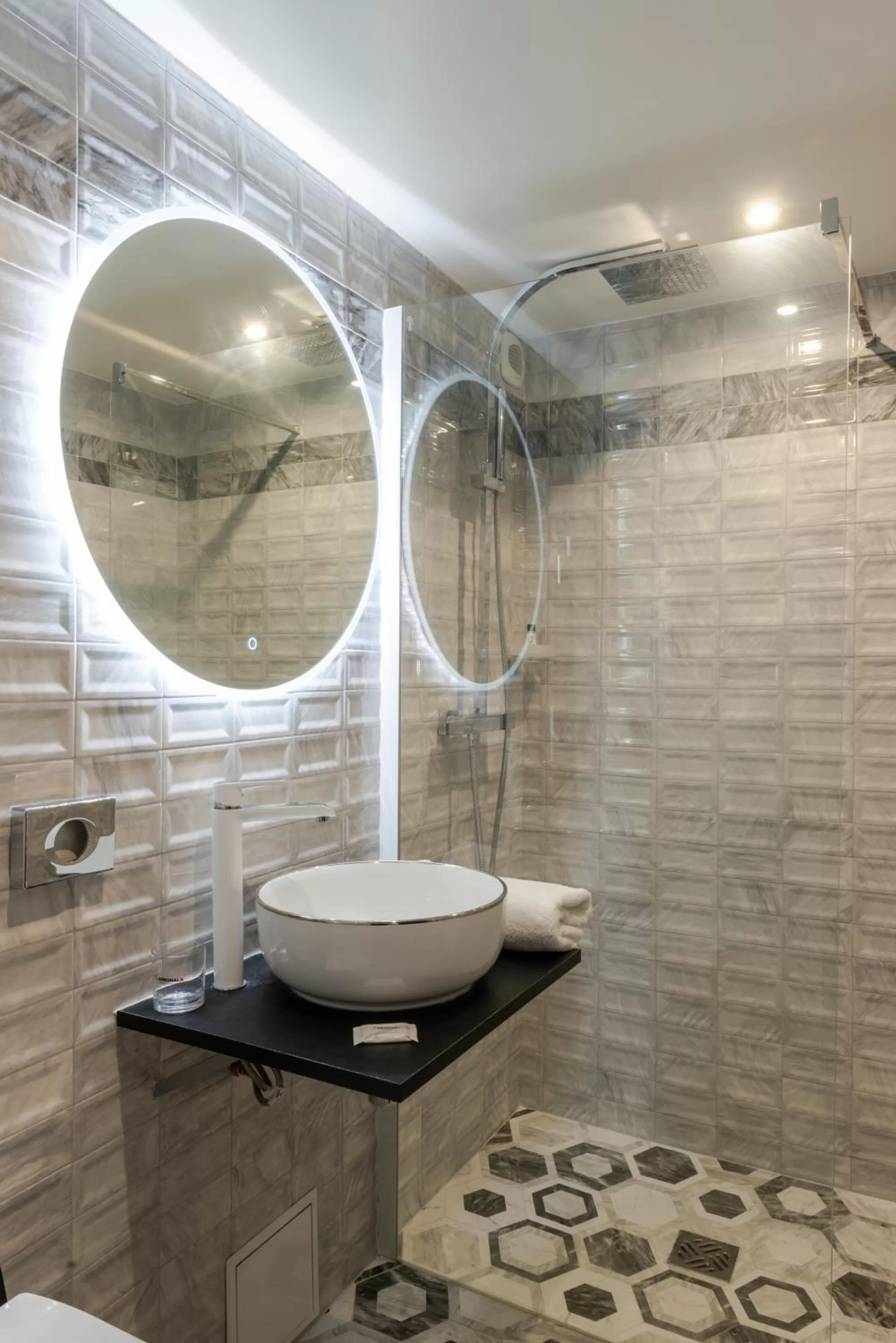 Bathroom in The Originals City, Hôtel Rennes Sud