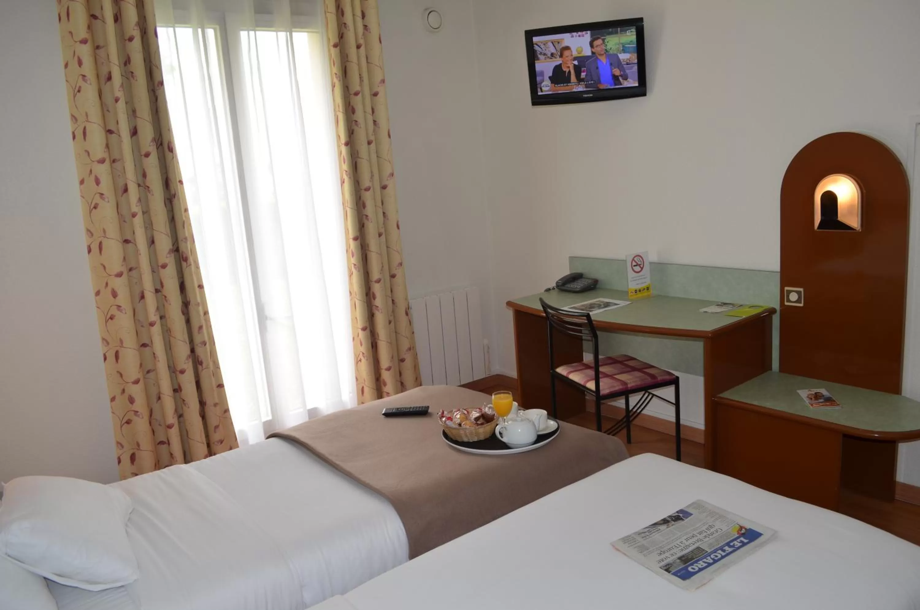 Bedroom, Bed in Hostellerie Saint Vincent Beauvais Aeroport