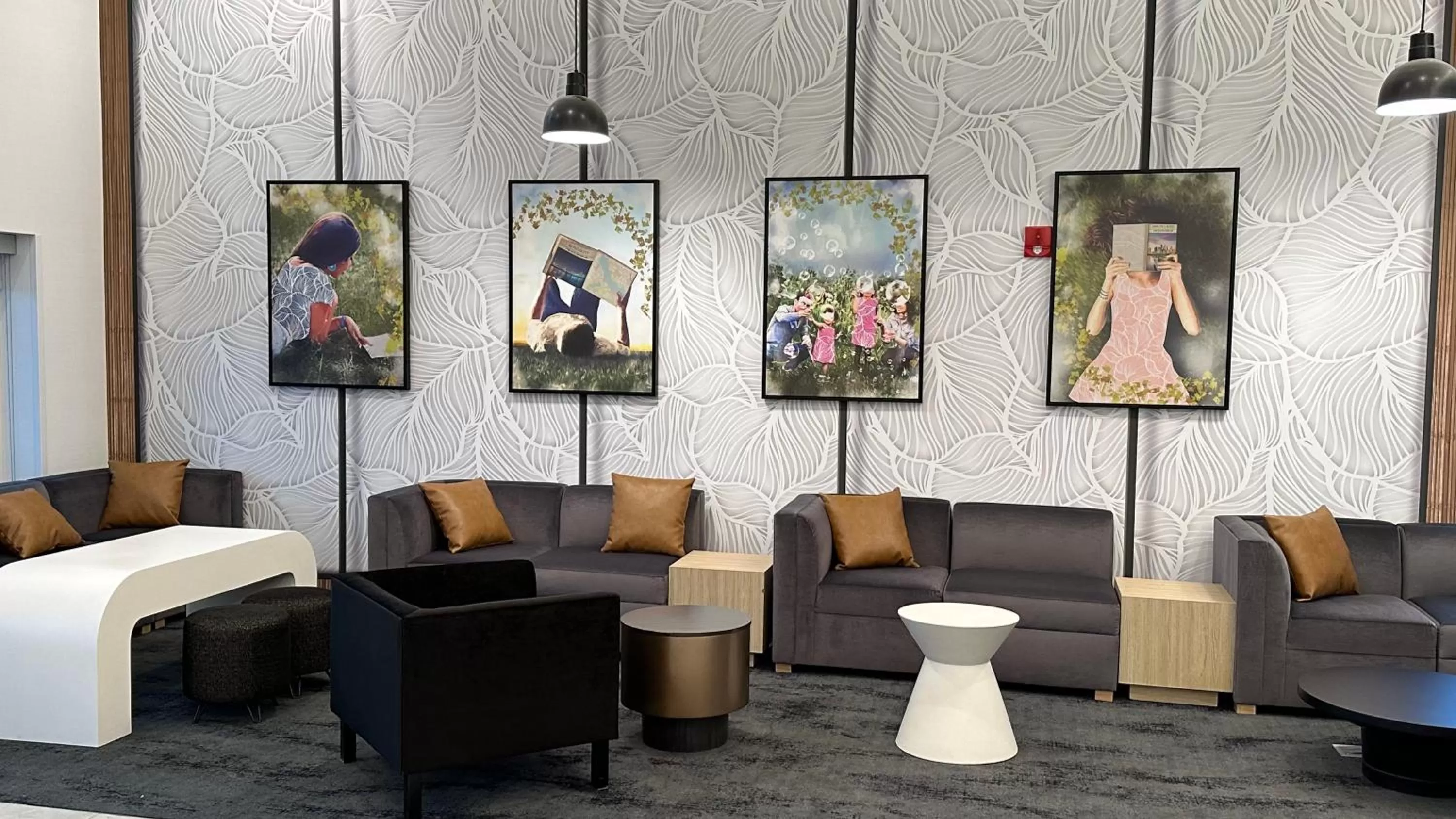 Seating area in La Quinta by Wyndham Chicago O'Hare Airport