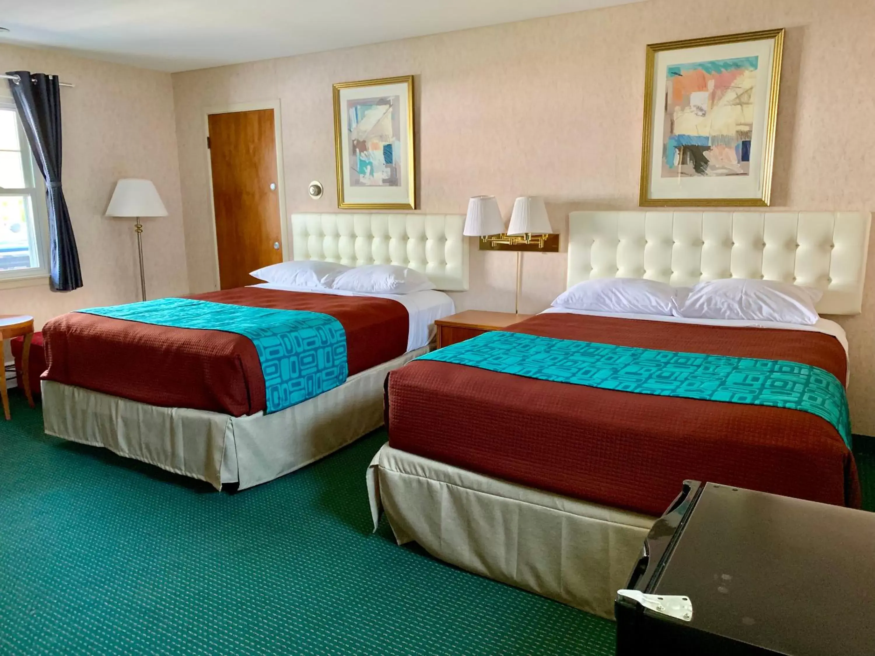 Queen Room with Two Queen Beds - Smoking in Howard Johnson by Wyndham Williamstown Queen Room with Two Queen Beds - Smoking in Howard Johnson by Wyndham Williamstown