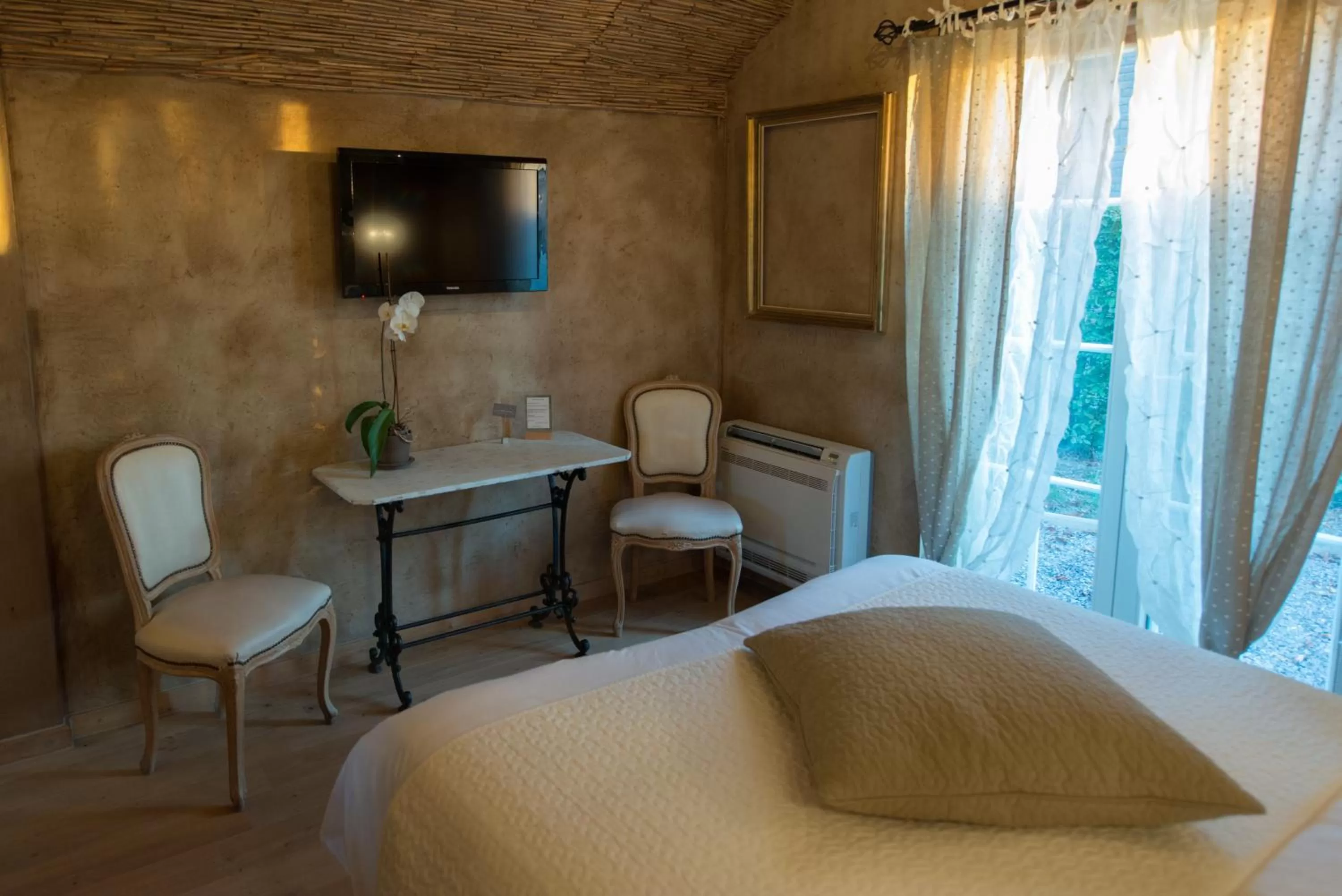 Shower, Bed in Les Chambres du Vivier, chambres d'hôtes et gîte - à 100m -