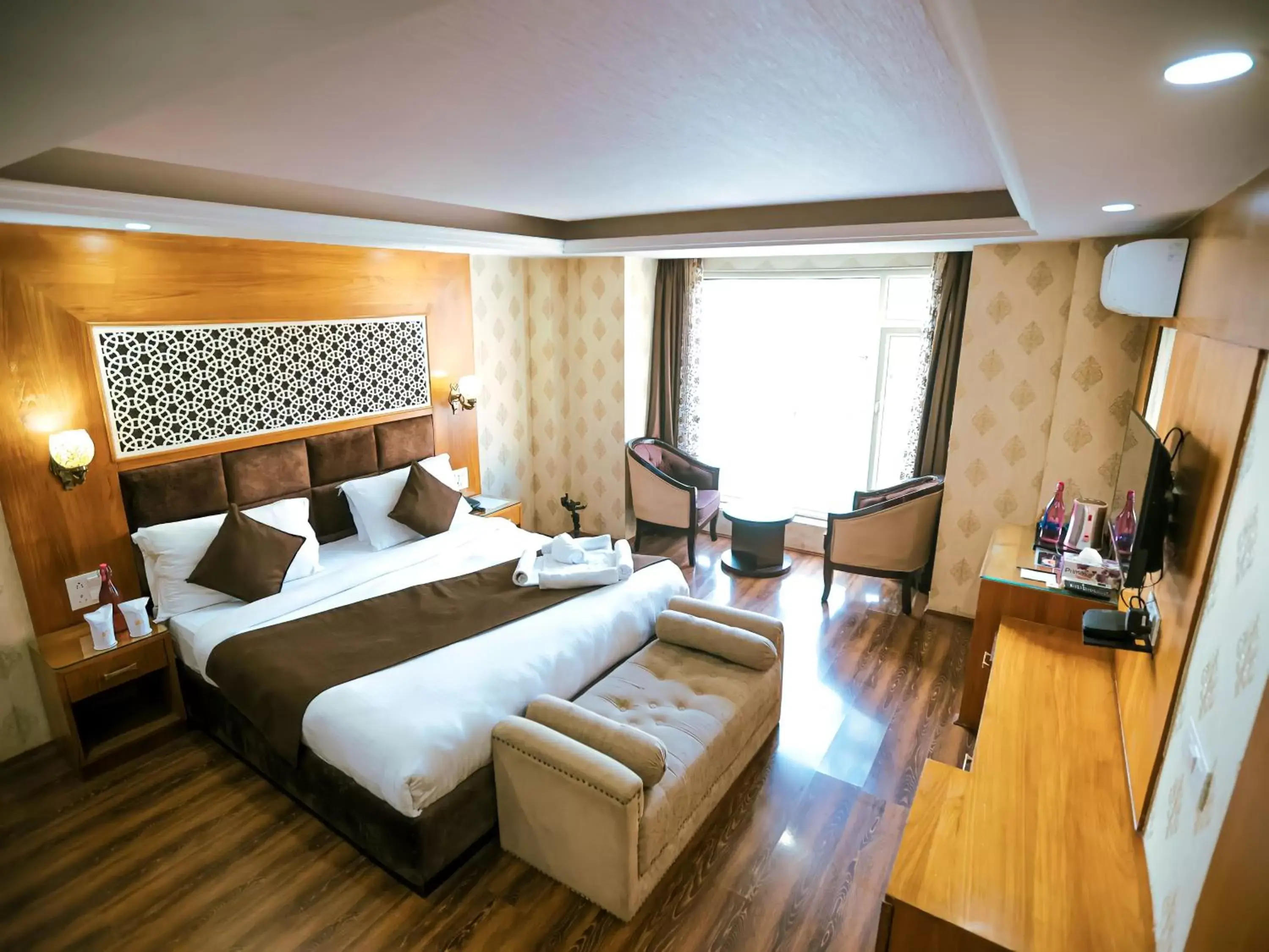 King Room with Mountain View in Hotel The Montreal King Room with Mountain View in Hotel The Montreal