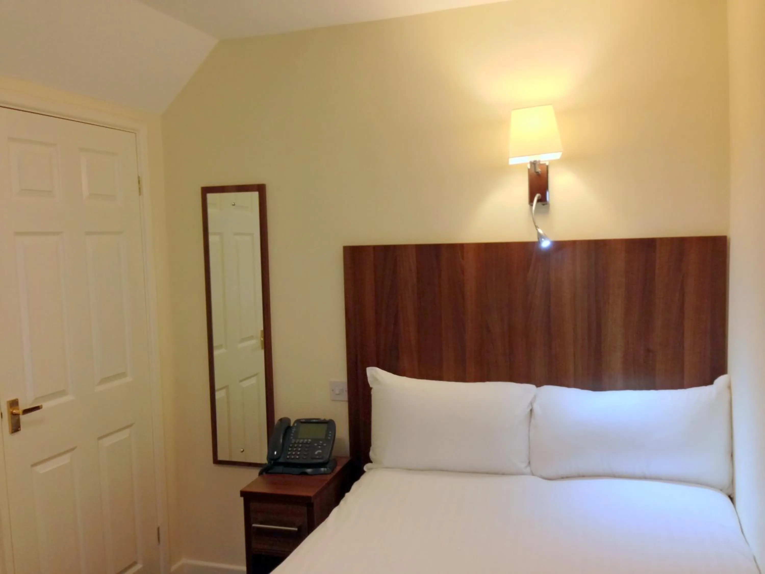 Bedroom, Bed in Ely House Hotel