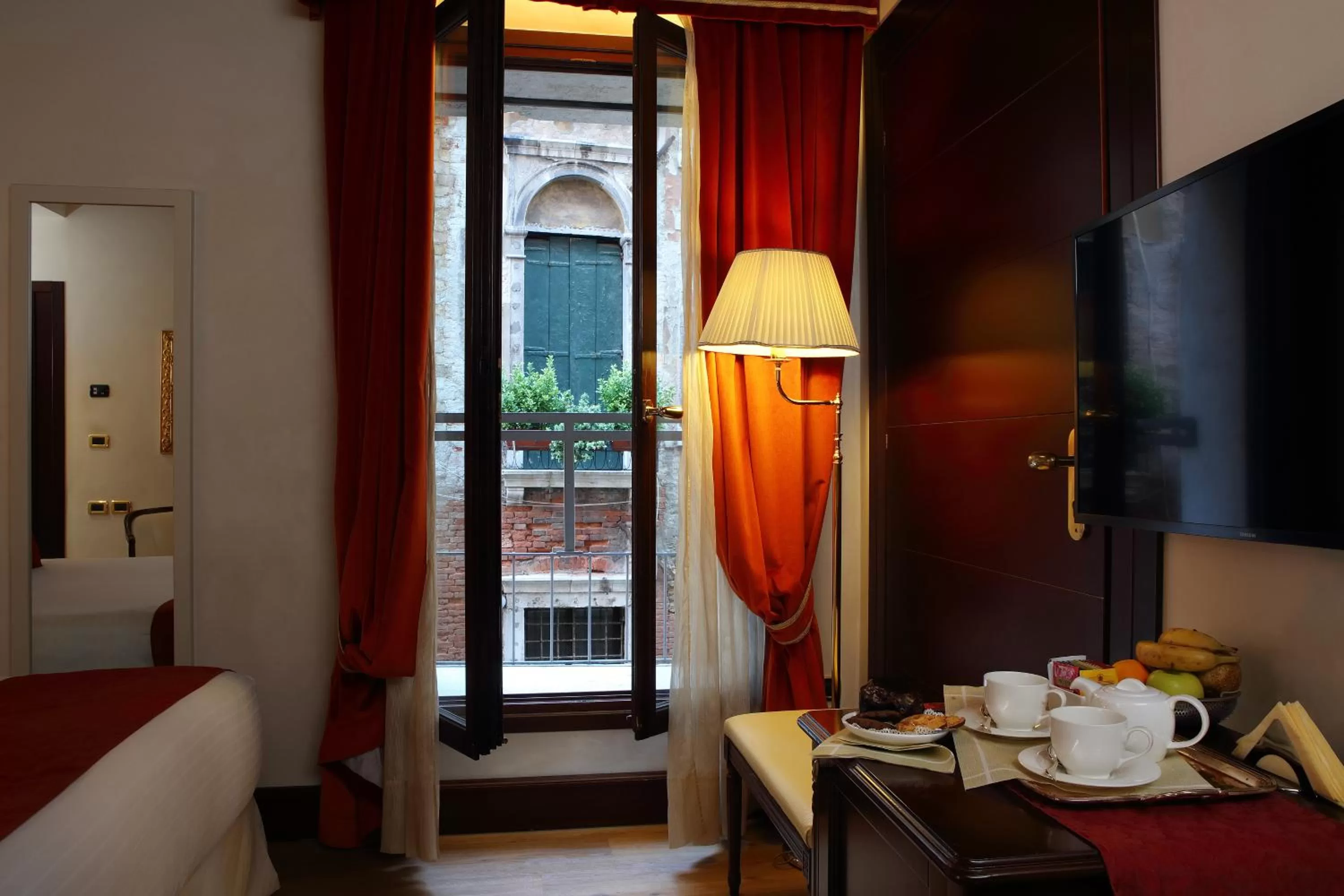 View (from property/room), Bed in Ruzzini Palace Hotel