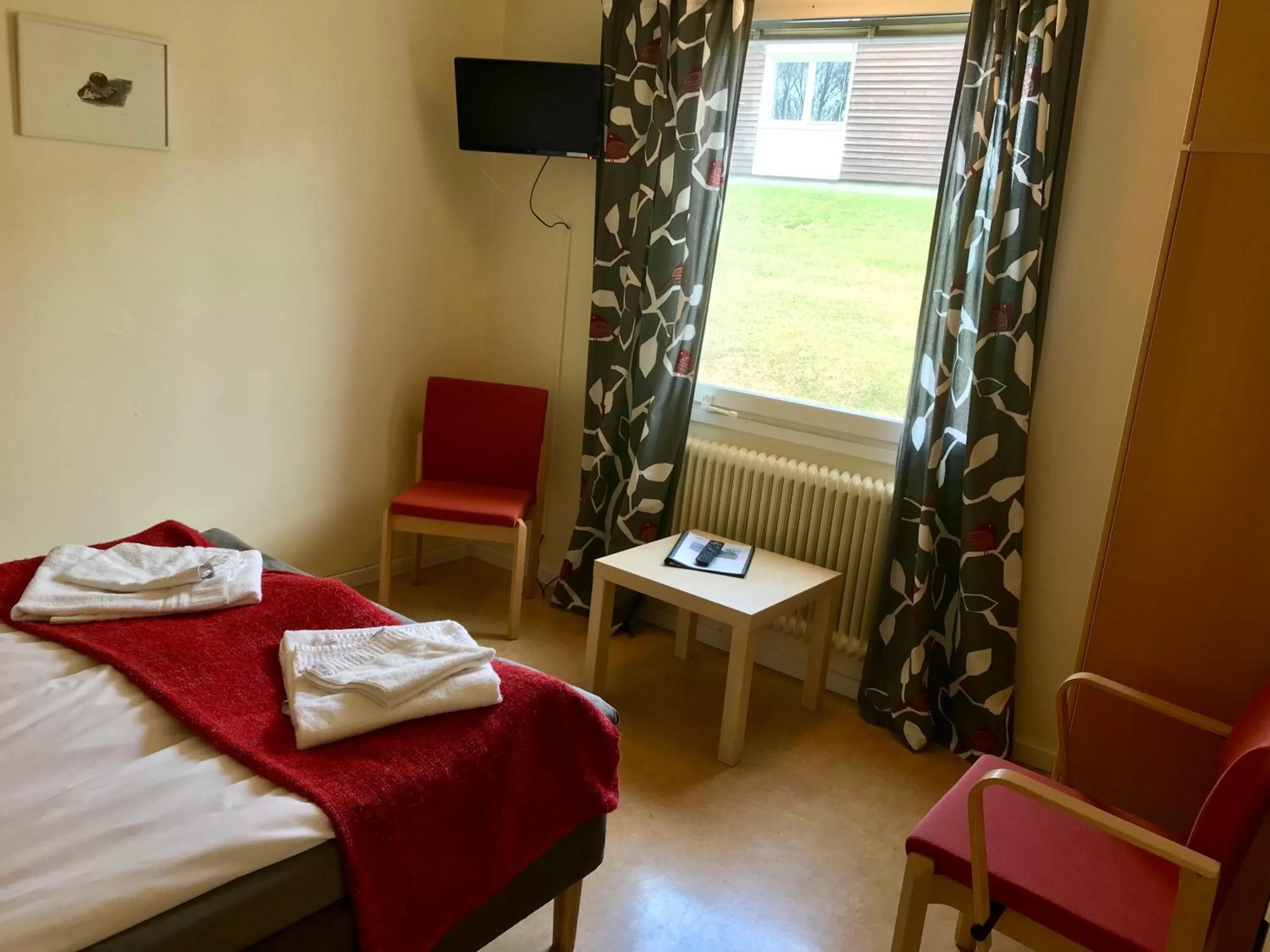 Photo of the whole room, Bed in STF Malmfältens Folkhögskola