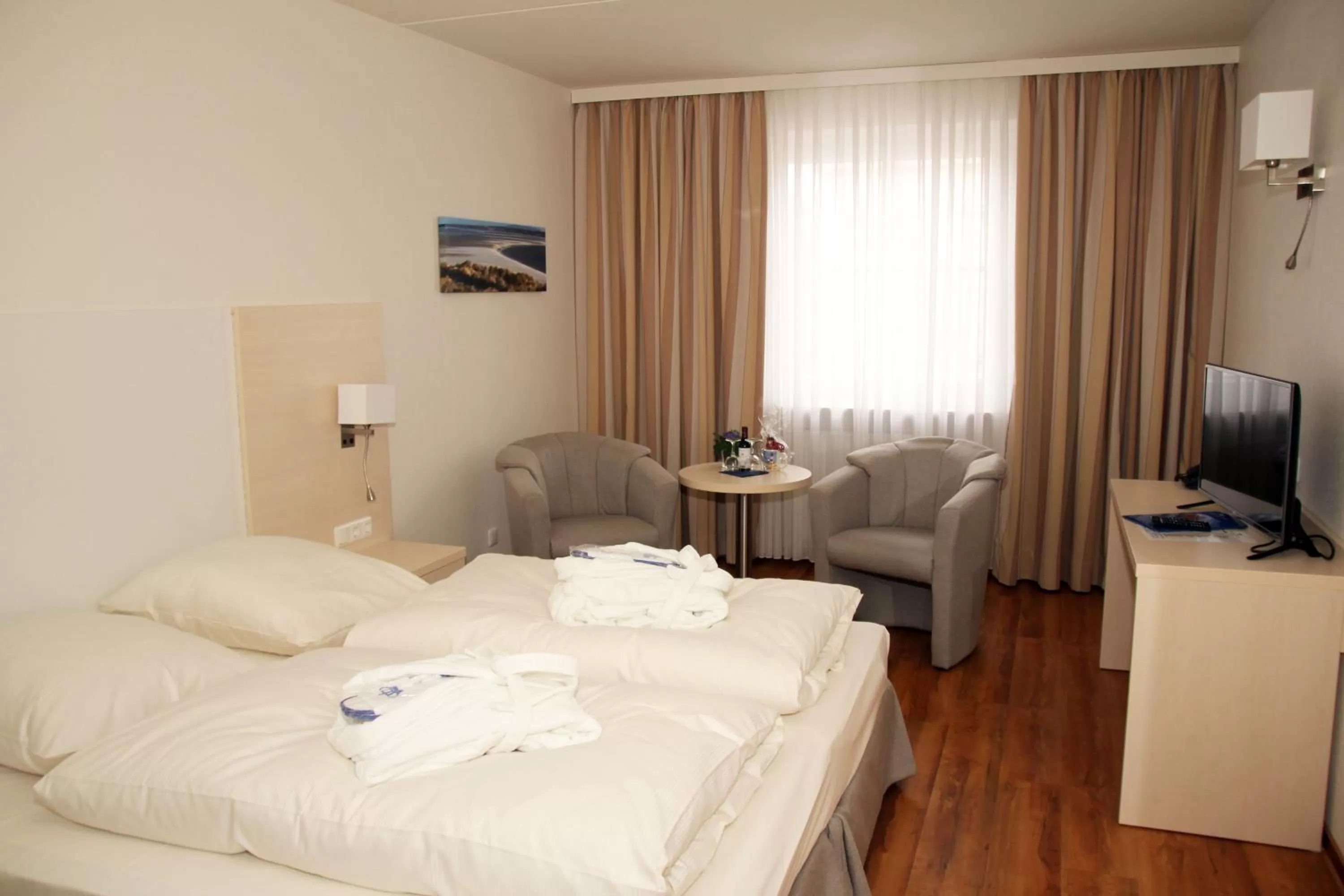 Photo of the whole room, Bed in Hotel Deutscher Kaiser