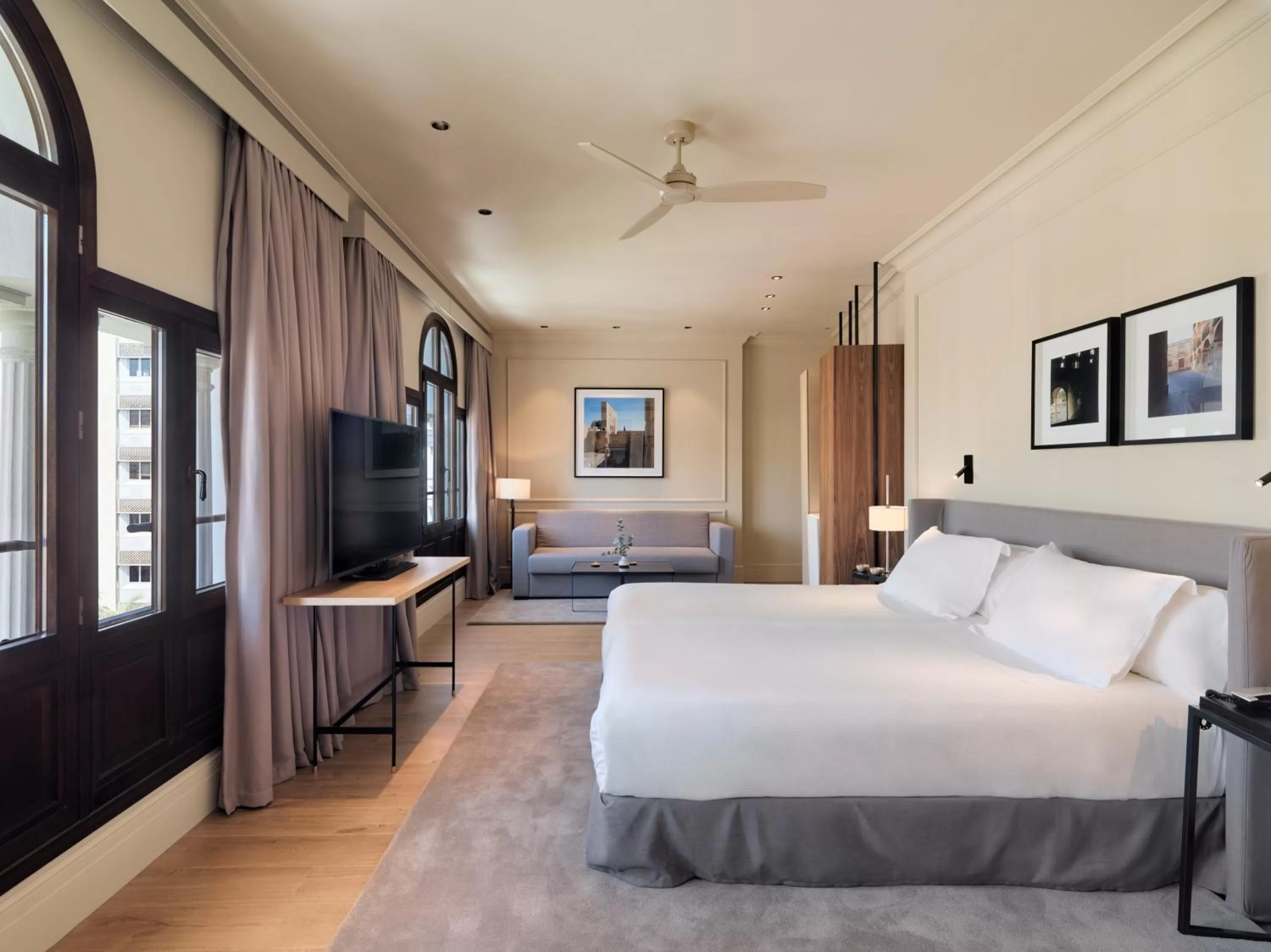 Photo of the whole room, Bed in H10 Palacio Colomera