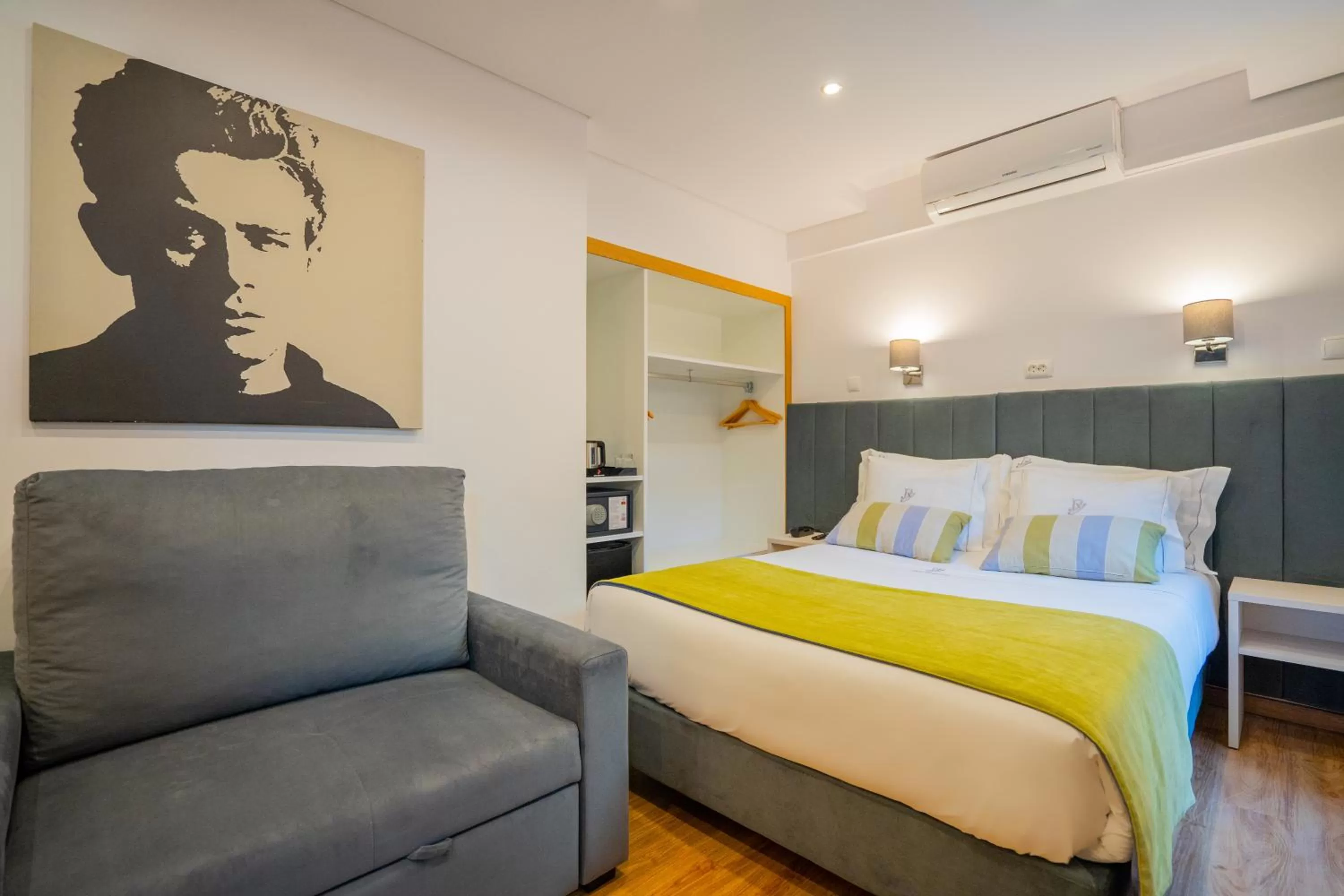 Bed in Dinya Lisbon Hotel