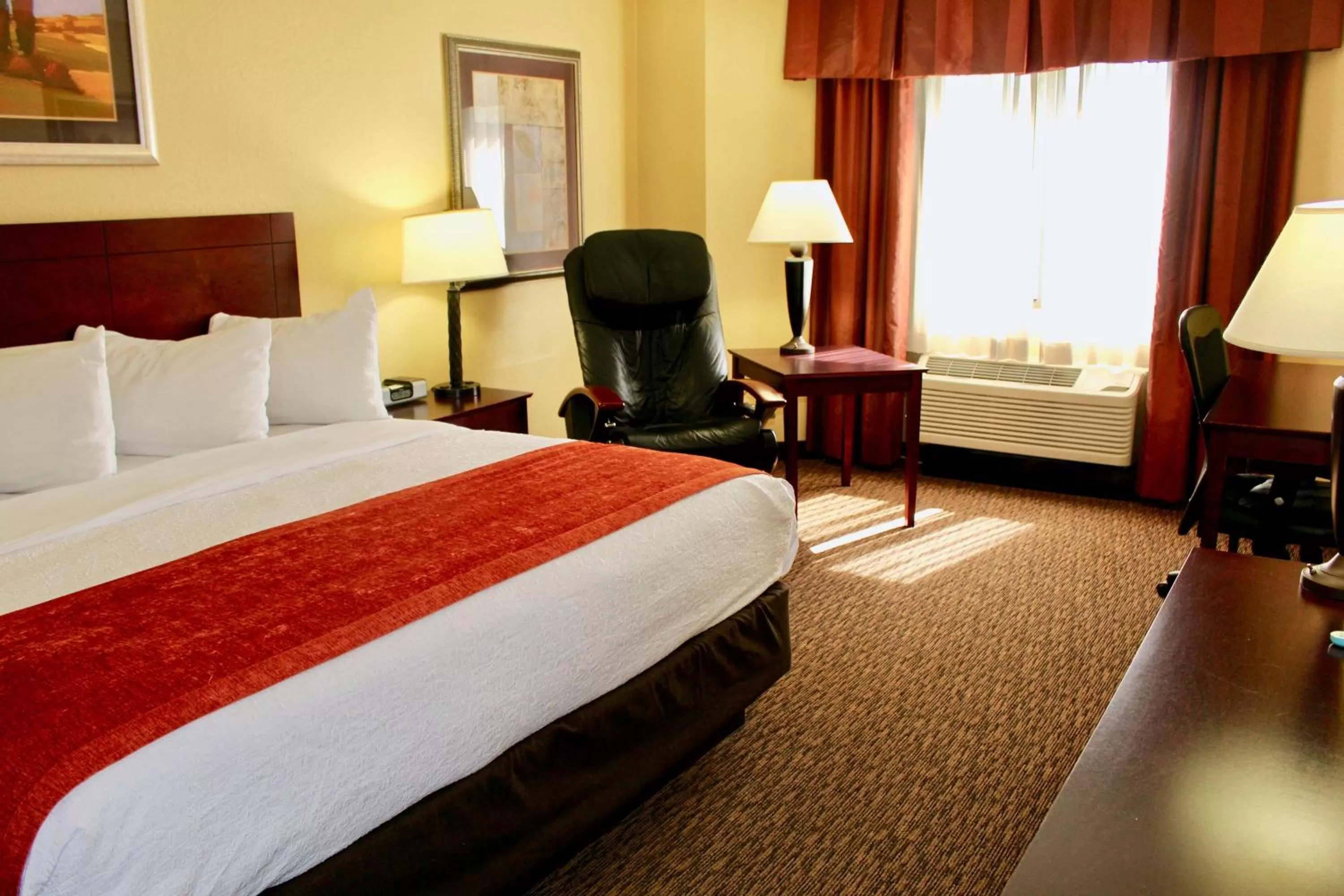 Photo of the whole room, Bed in Best Western Plus Dakota Ridge