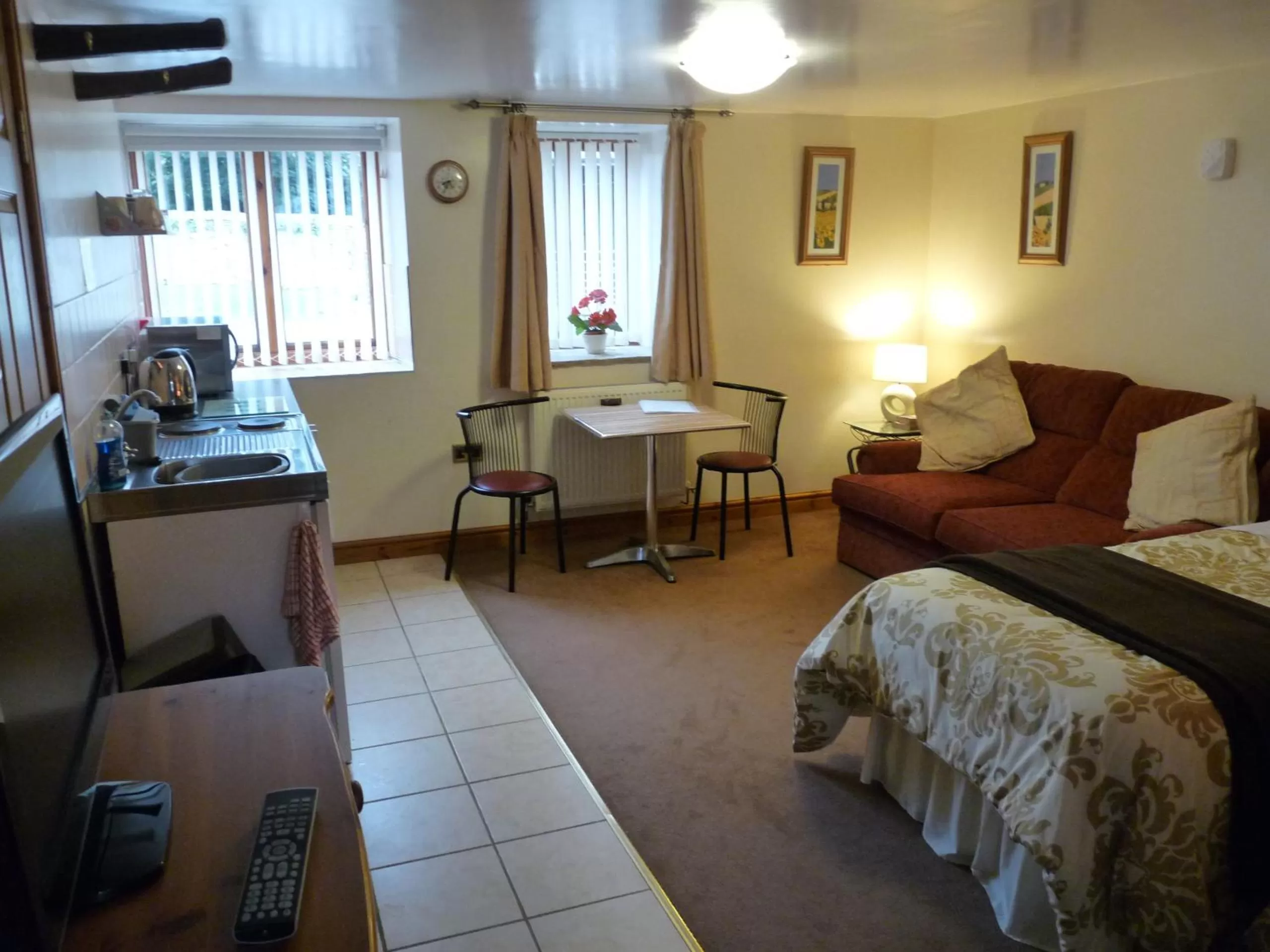 Kitchen or kitchenette, Bed in Oakenholt Farm Bed and Breakfast