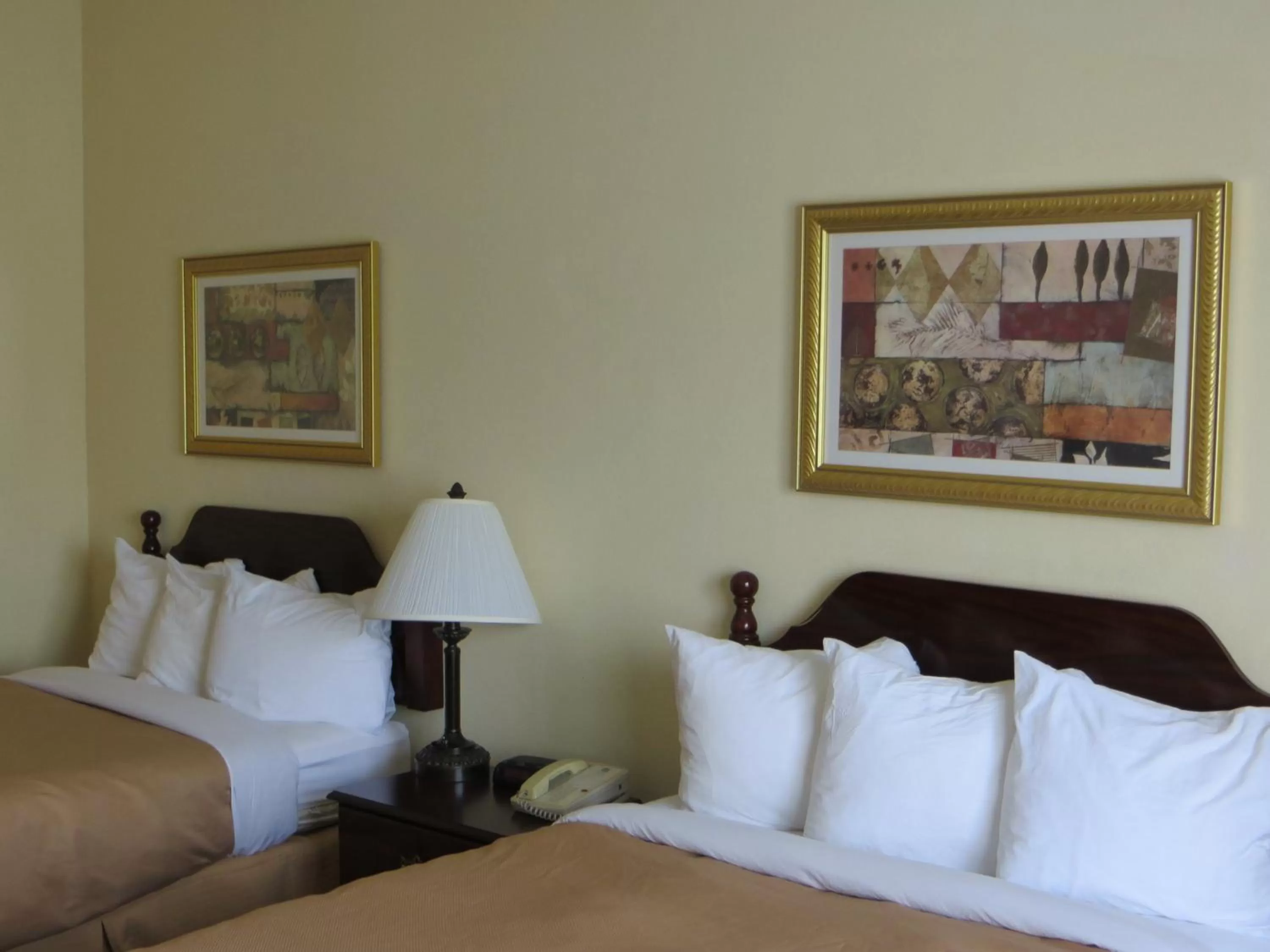 Bed in Quality Inn Winder