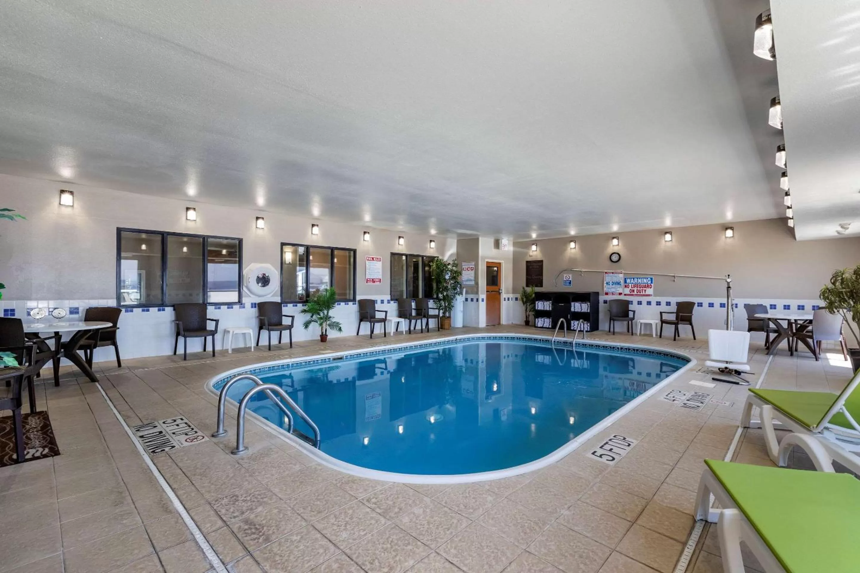 Swimming pool in Comfort Inn & Suites Waterloo - Cedar Falls