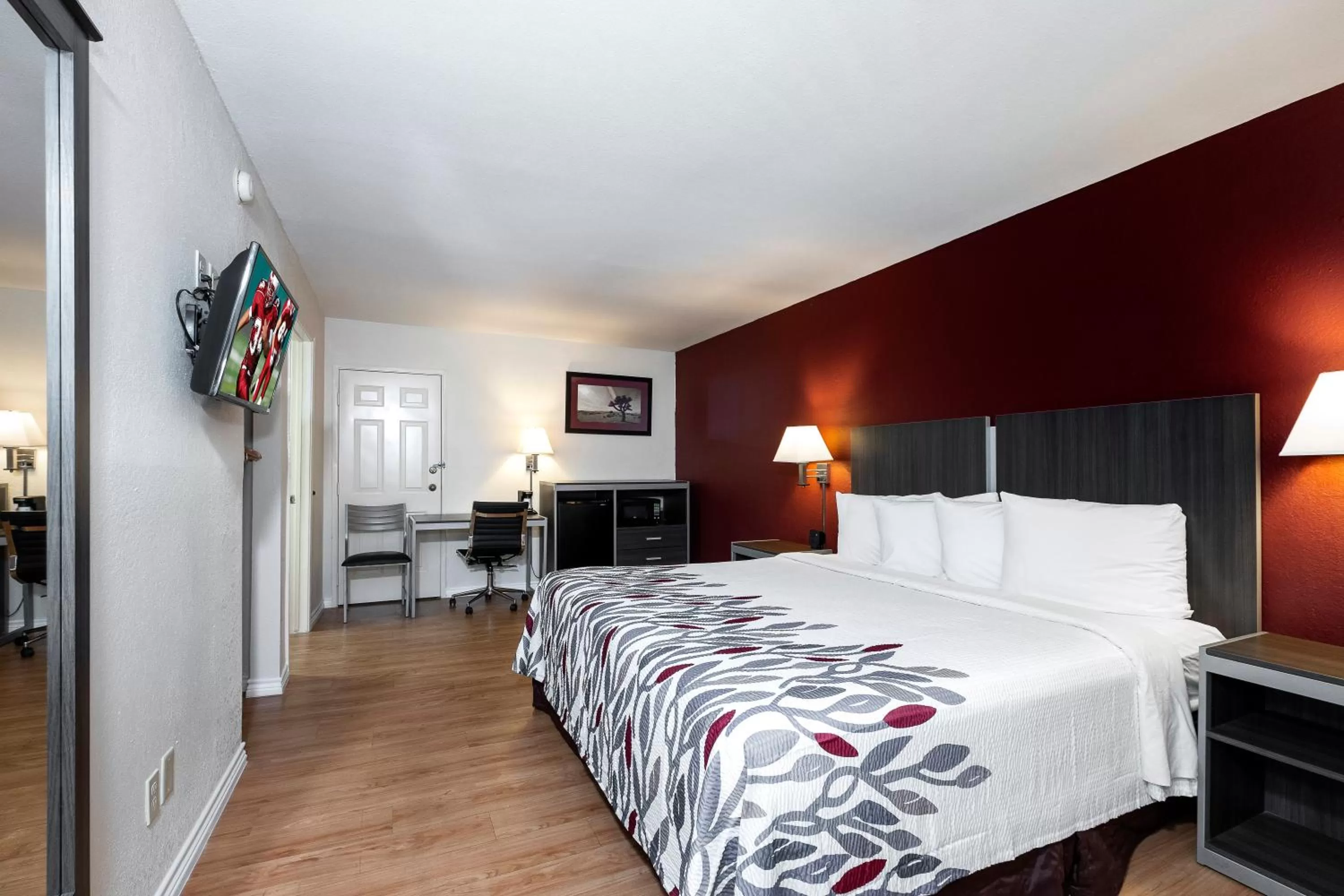 Photo of the whole room, Bed in Red Roof Inn Houston North - FM1960 & I-45