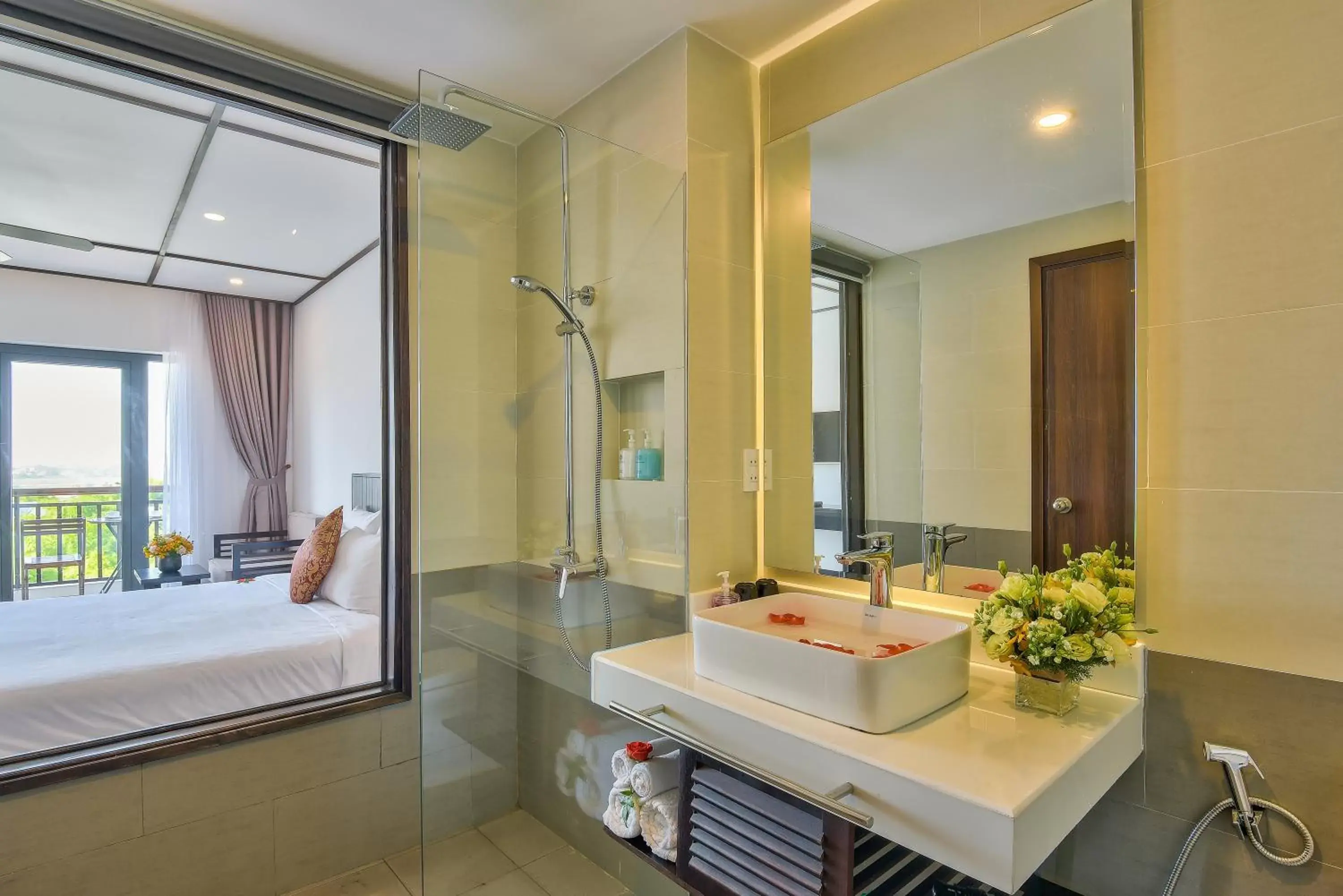 Deluxe Double Room with Balcony and City View in Golden Pearl Hoi An Hotel Deluxe Double Room with Balcony and City View in Golden Pearl Hoi An Hotel