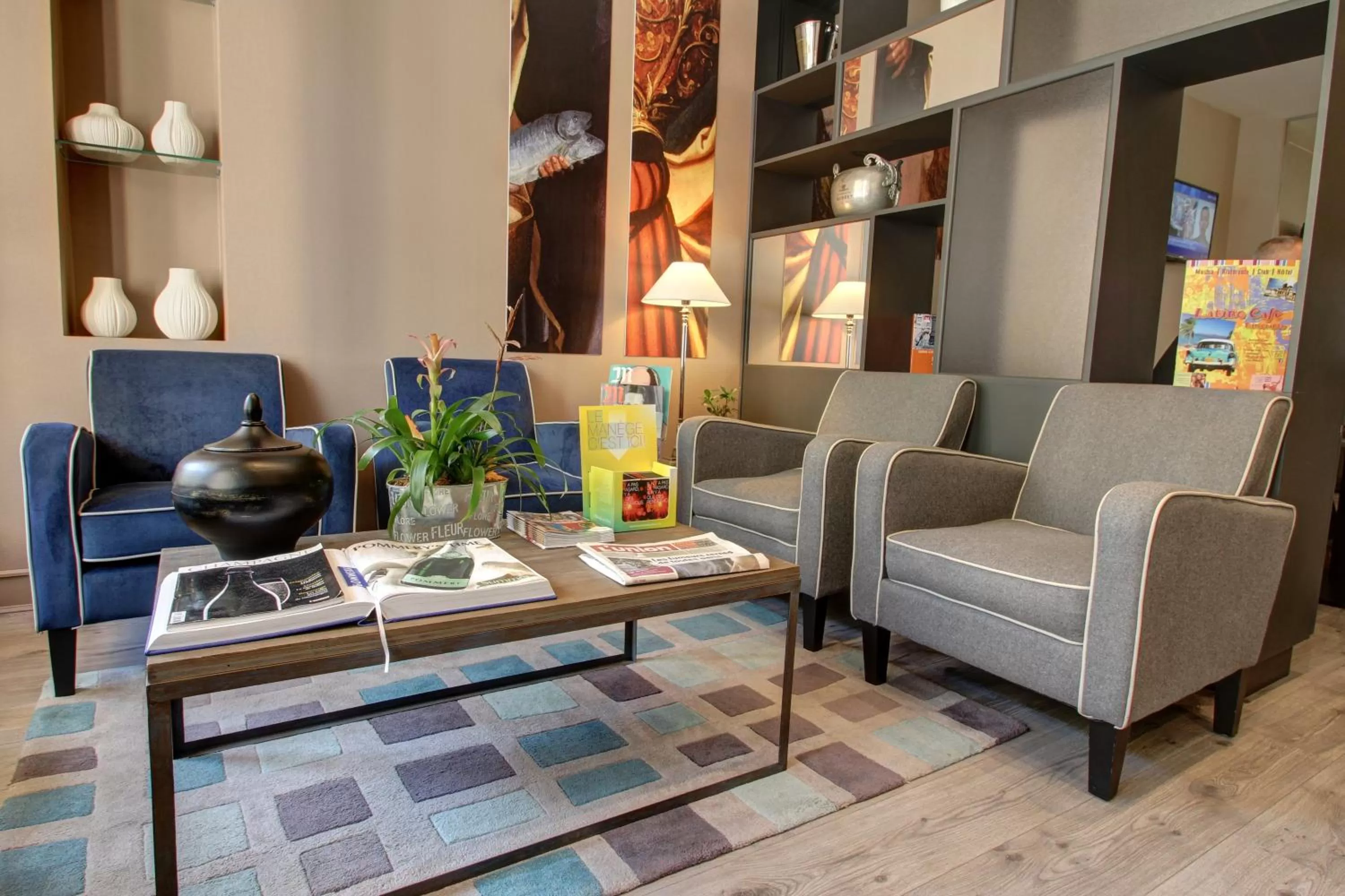 Communal lounge/ TV room in Hôtel Cecyl Reims Centre