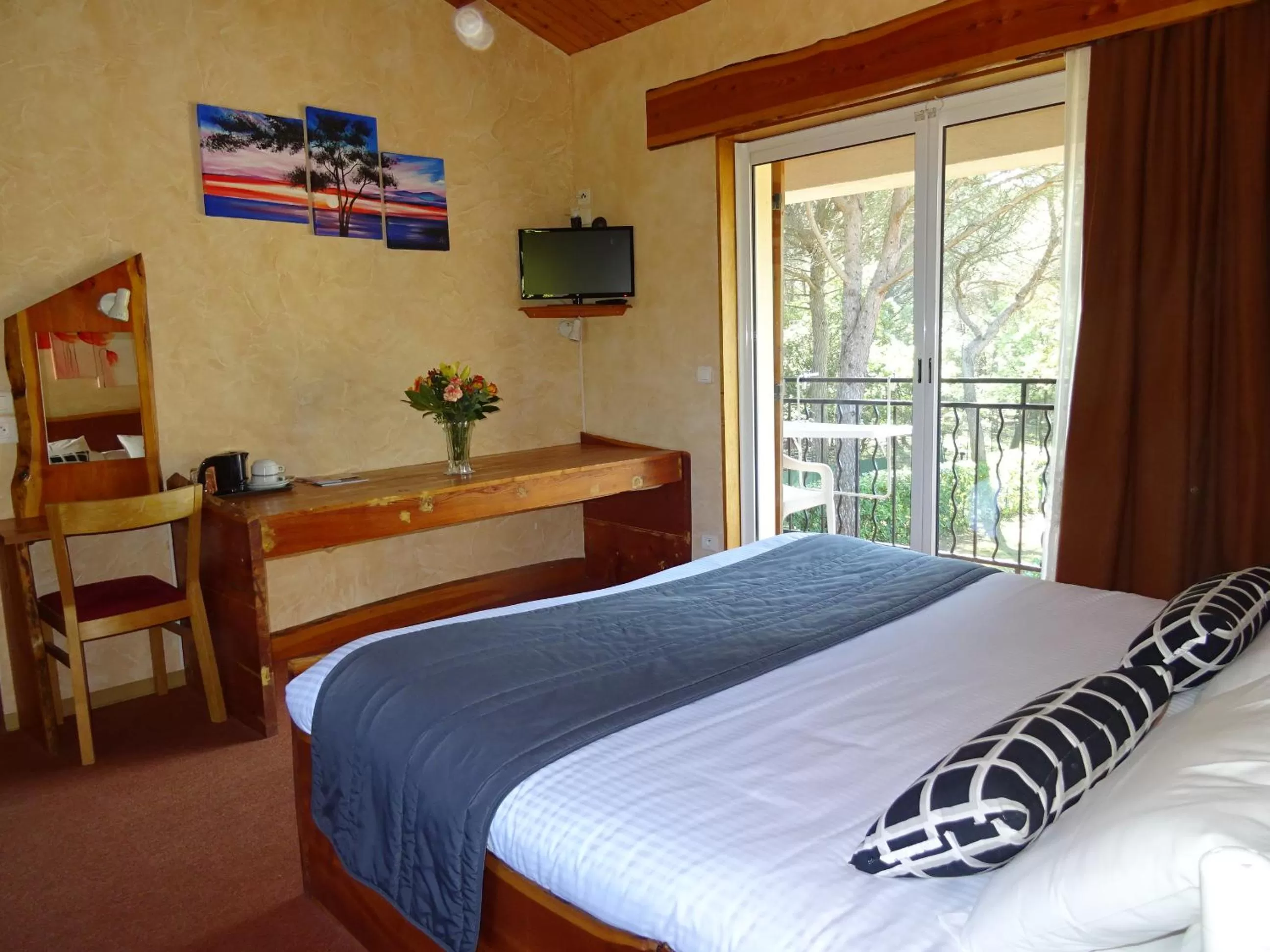 Bedroom, Bed in Les Chambres d'Hotes au Bois Fleuri
