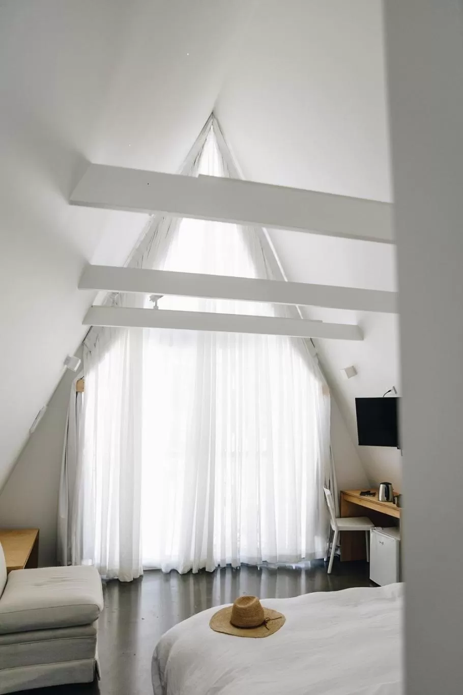 Communal lounge/ TV room, Bed in Esperance Chalet Village