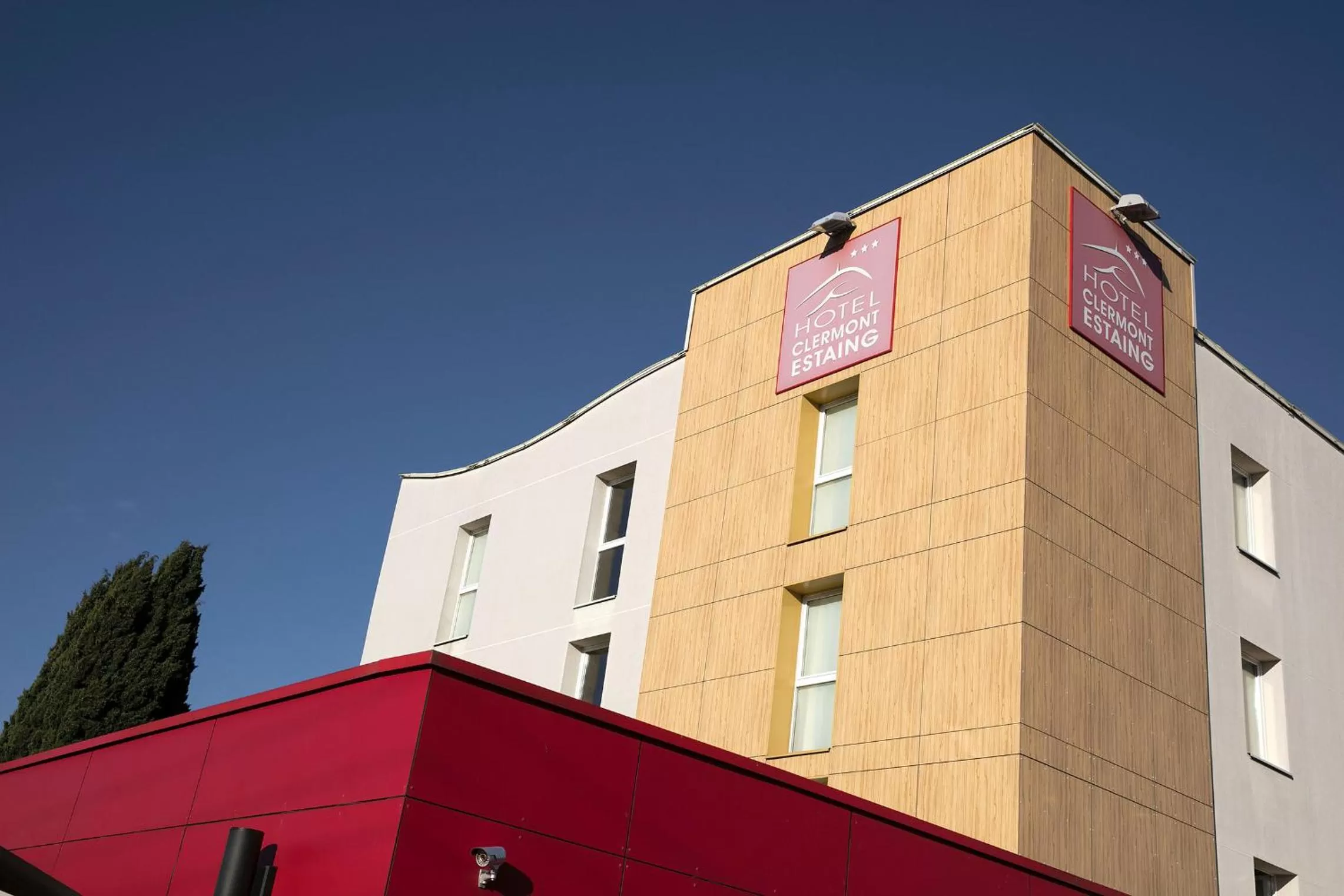 Property building in Hotel Clermont Estaing