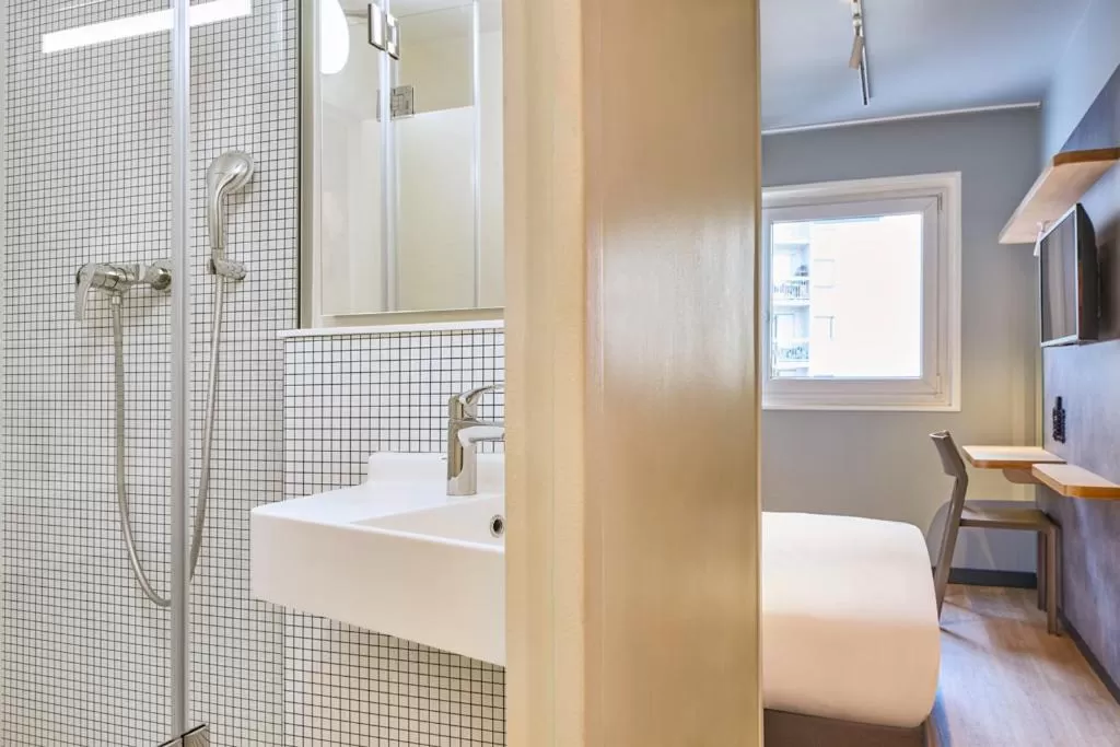 Shower in ibis budget Paris Porte d'Aubervilliers