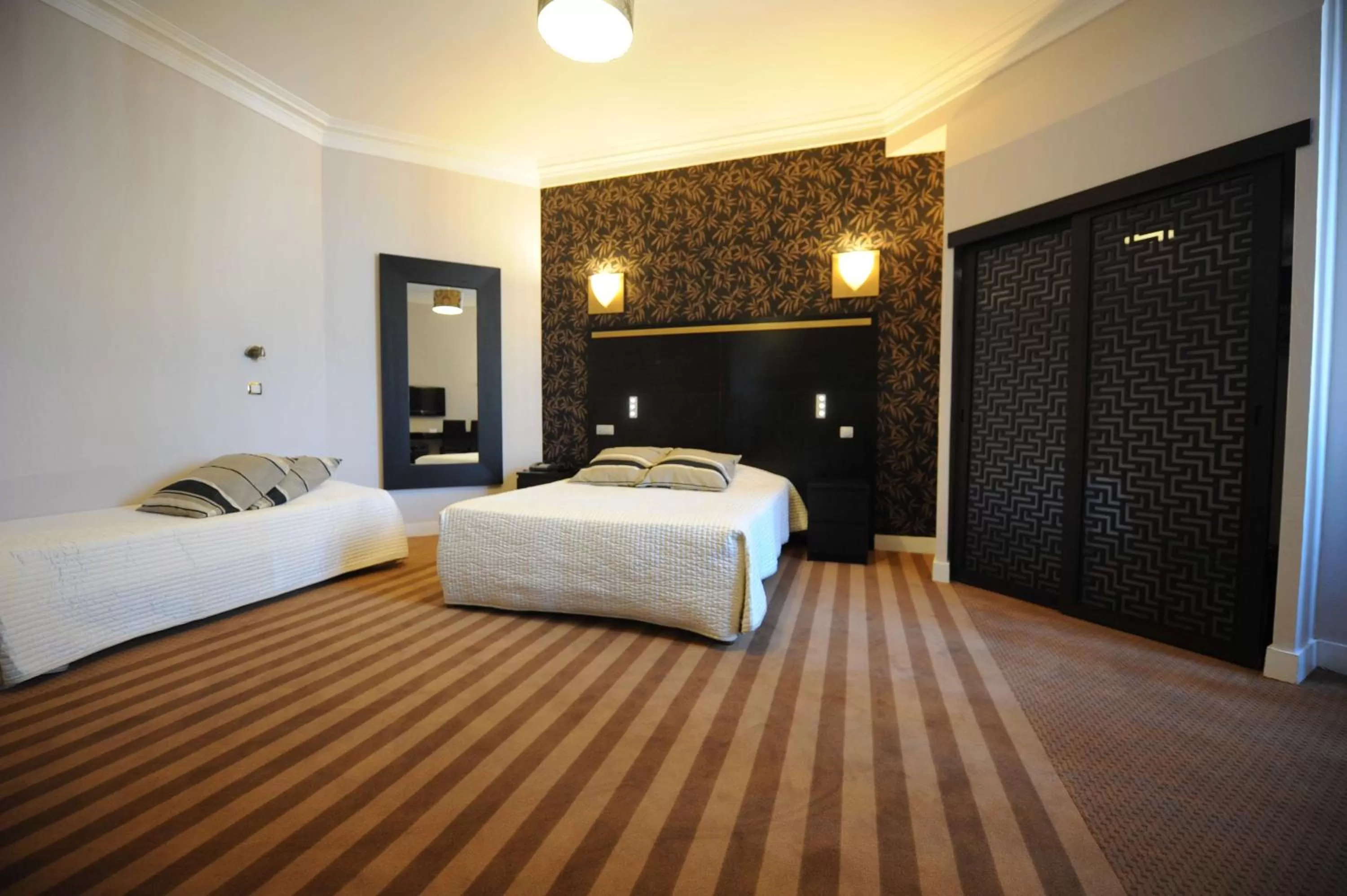 Photo of the whole room, Bed in Best Western Continental Pau Centre