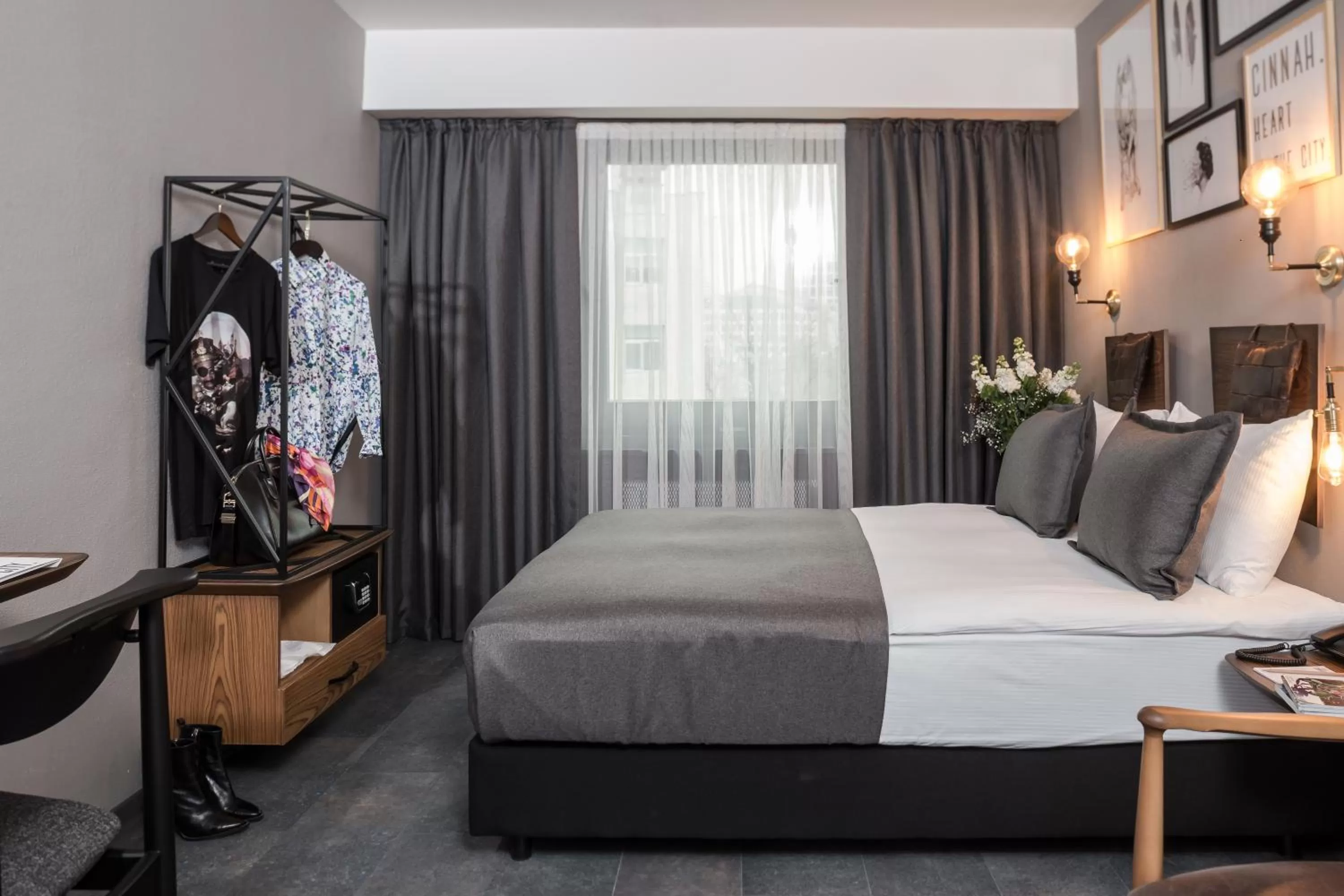 Photo of the whole room, Bed in Hotel Cinnah