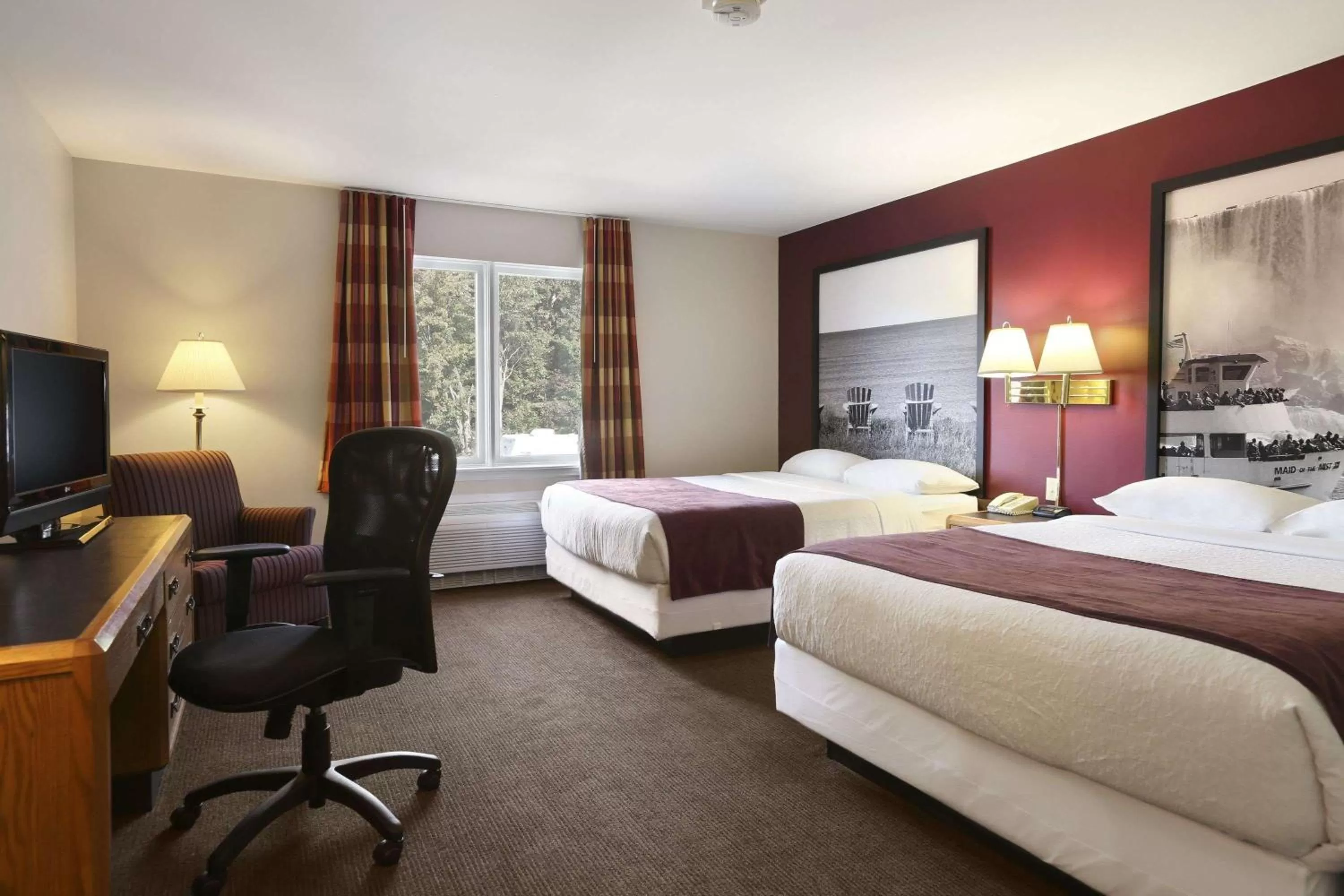 On site, Bed in Super 8 by Wyndham North Bay