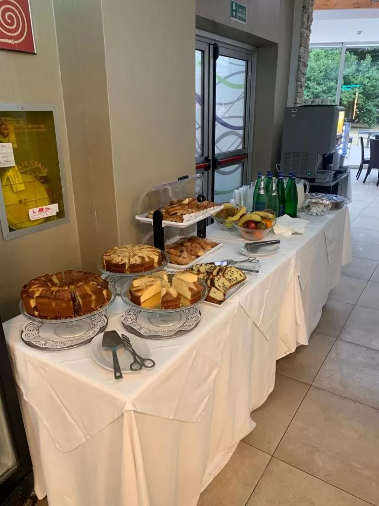 Buffet breakfast in Ele Green Park Hotel Pamphili