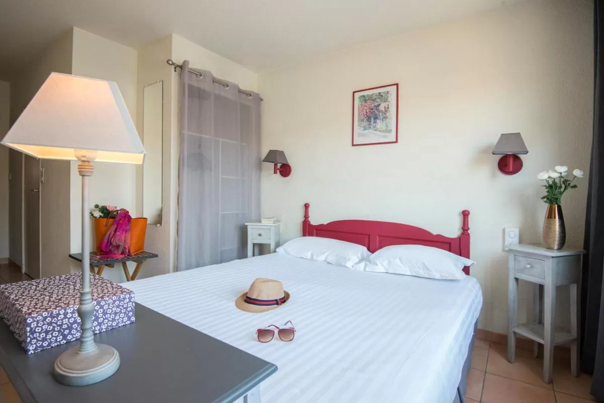 Photo of the whole room, Bed in Hotel du Forum