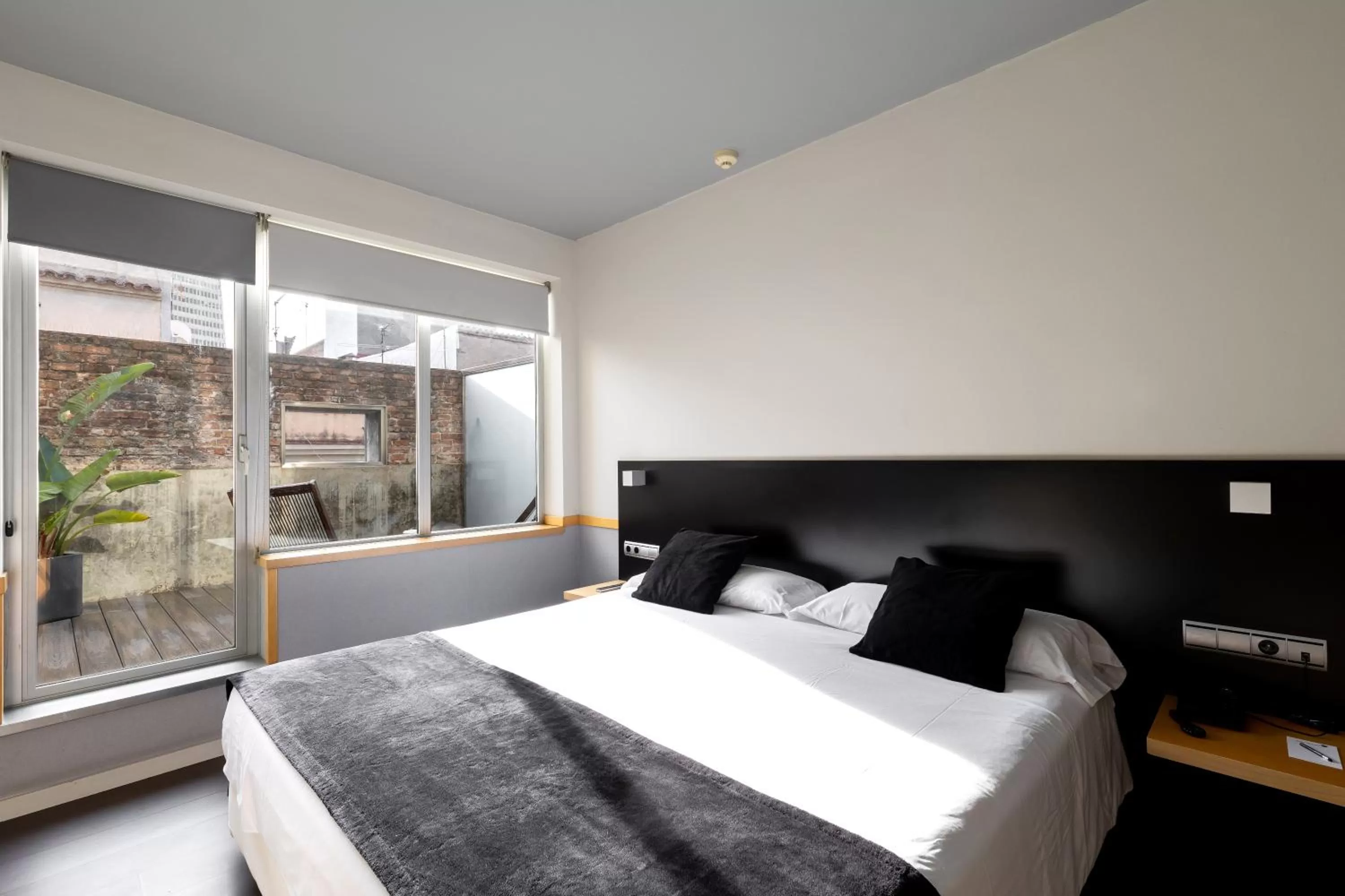 Photo of the whole room, Bed in Onix Liceo