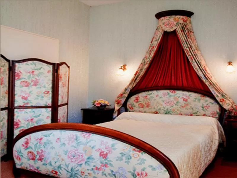 Photo of the whole room, Bed in Domaine De Kerstinec/Kerland