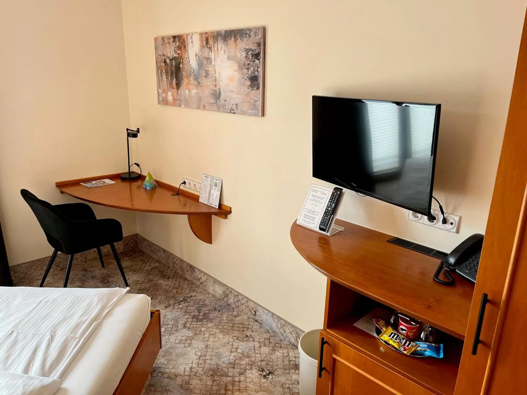 Photo of the whole room, Bed in Hotel Schiller