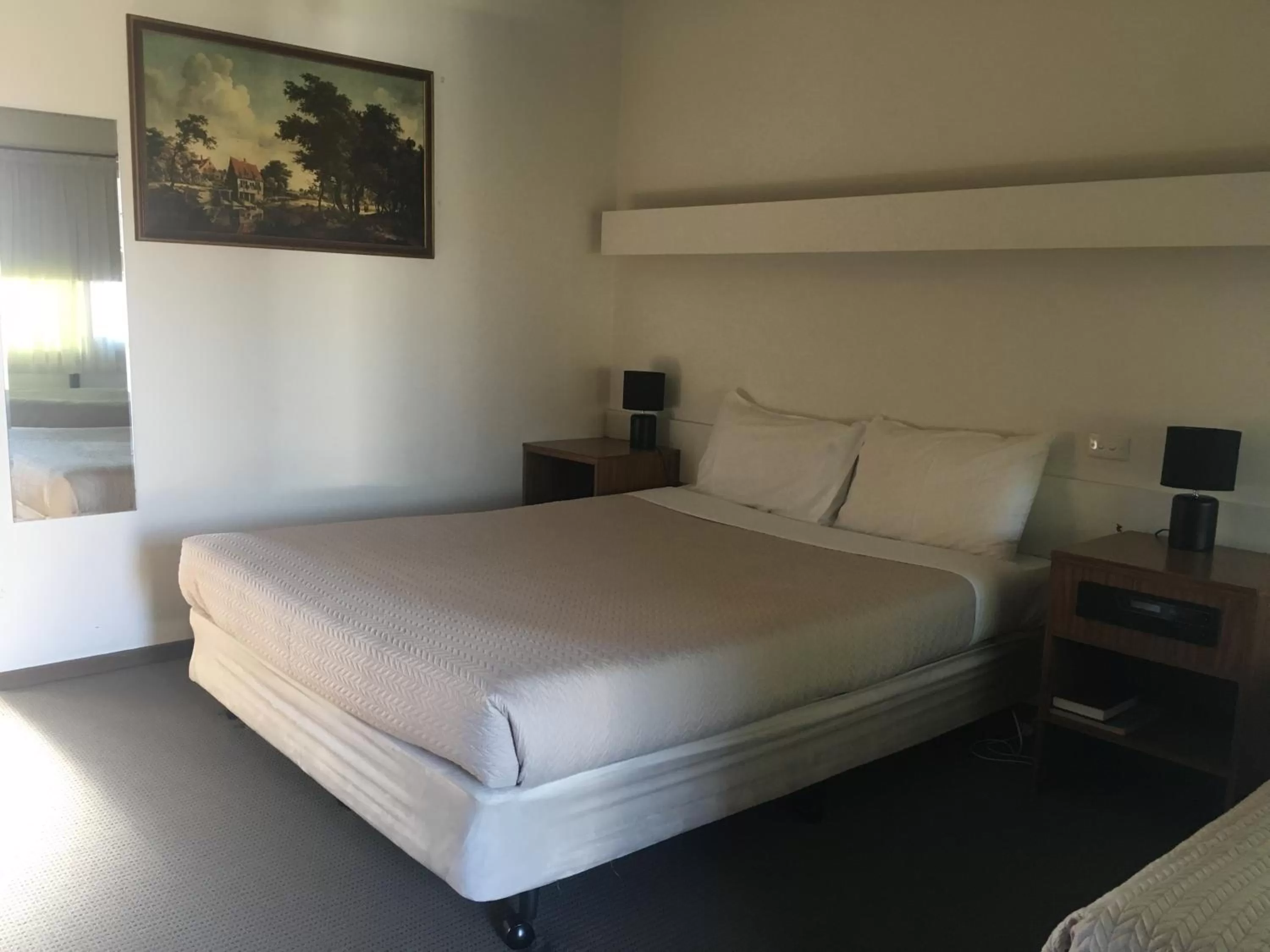 Bed in SHEPPARTON MOTOR INN Tudor House Motel