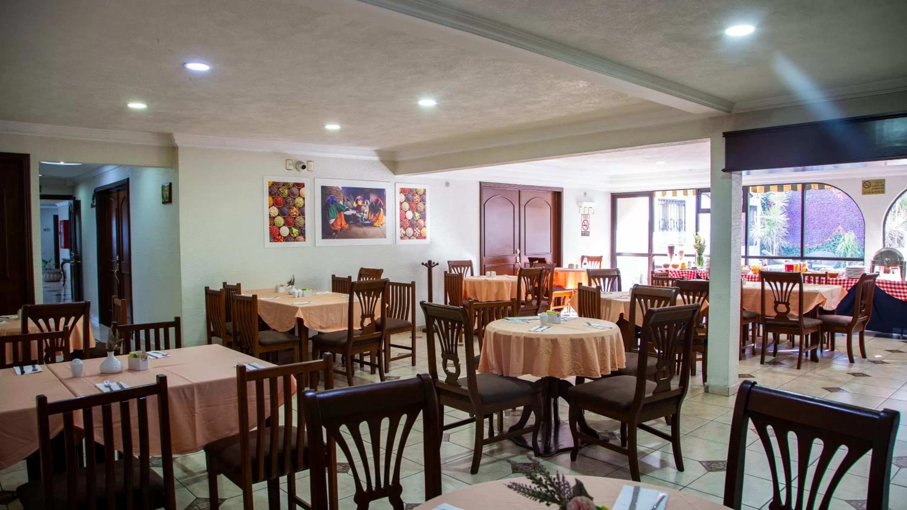 Restaurant/places to eat in Hotel Casino Plaza