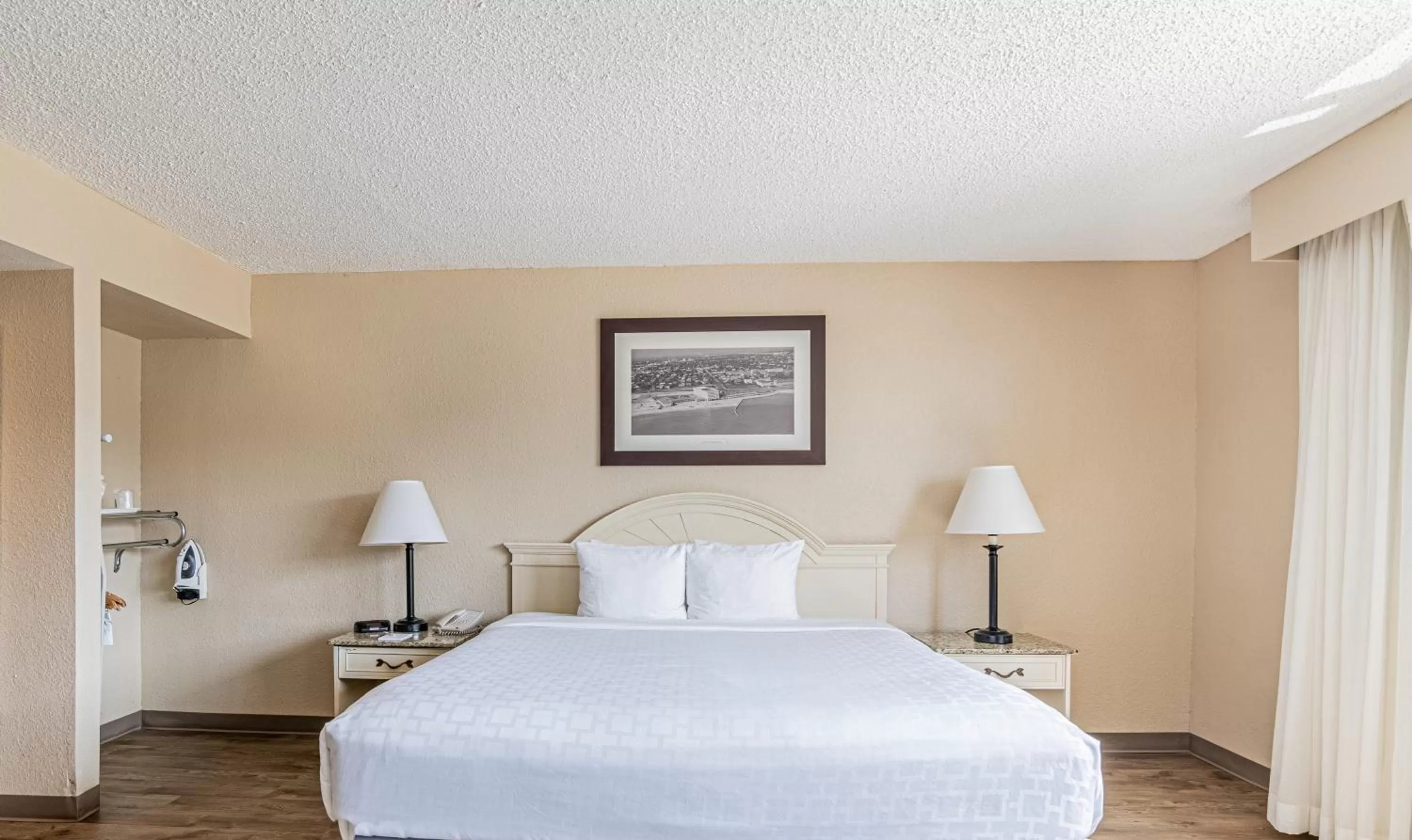 Bed in Emerald Beach Hotel Corpus Christi