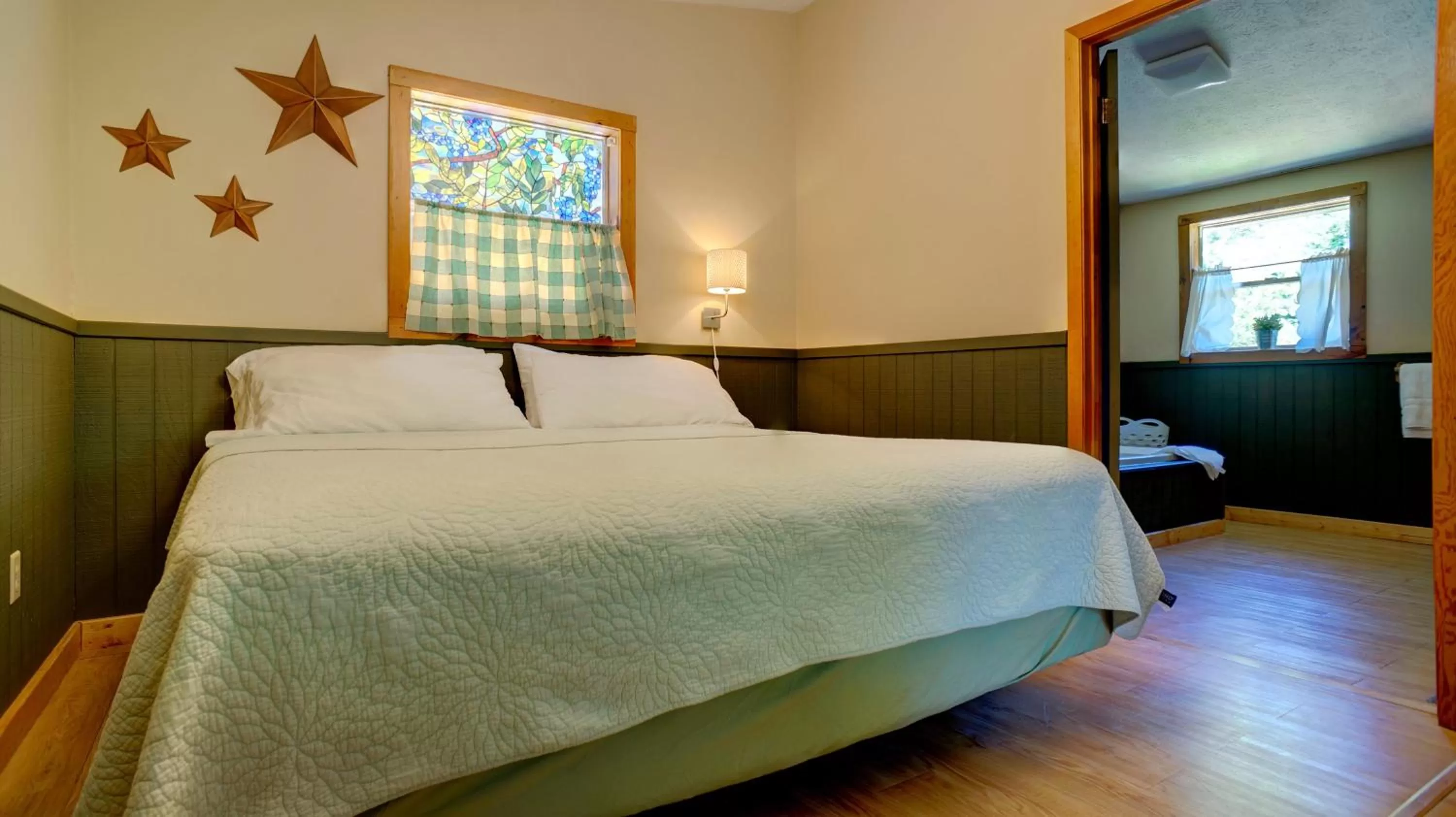 Bed in Paradise Hills, Winery Resort & Spa