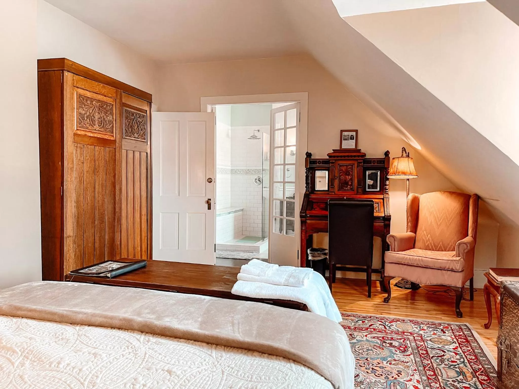 Deluxe Queen Room in 300 Clifton