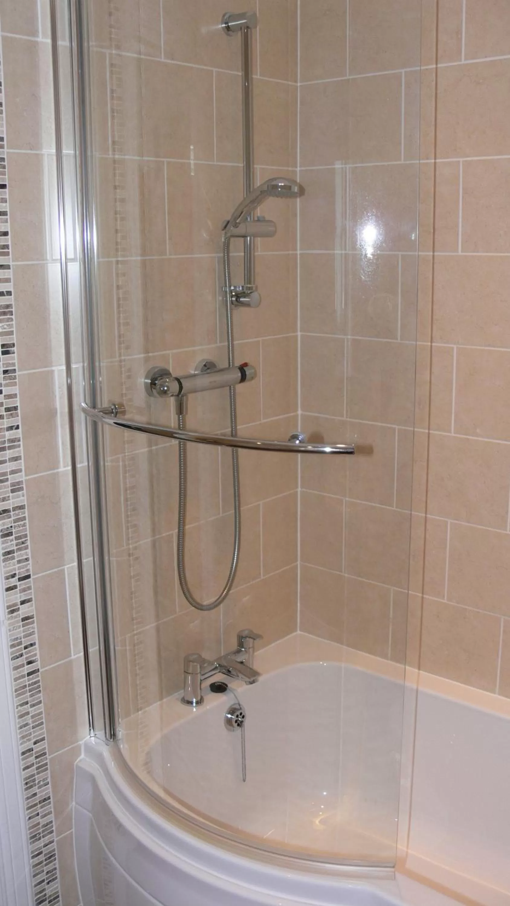 Shower in The Home Arms Guesthouse