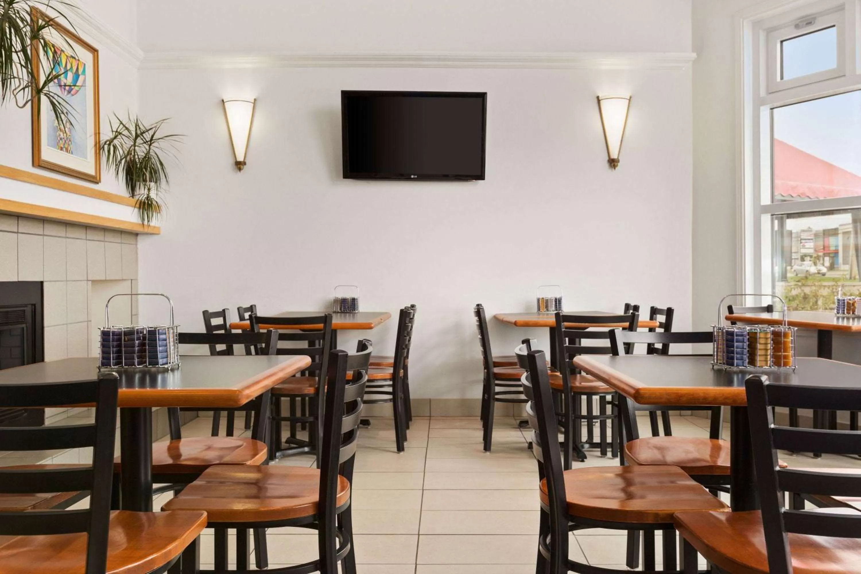 Restaurant/places to eat in Days Inn by Wyndham Trois-Rivieres