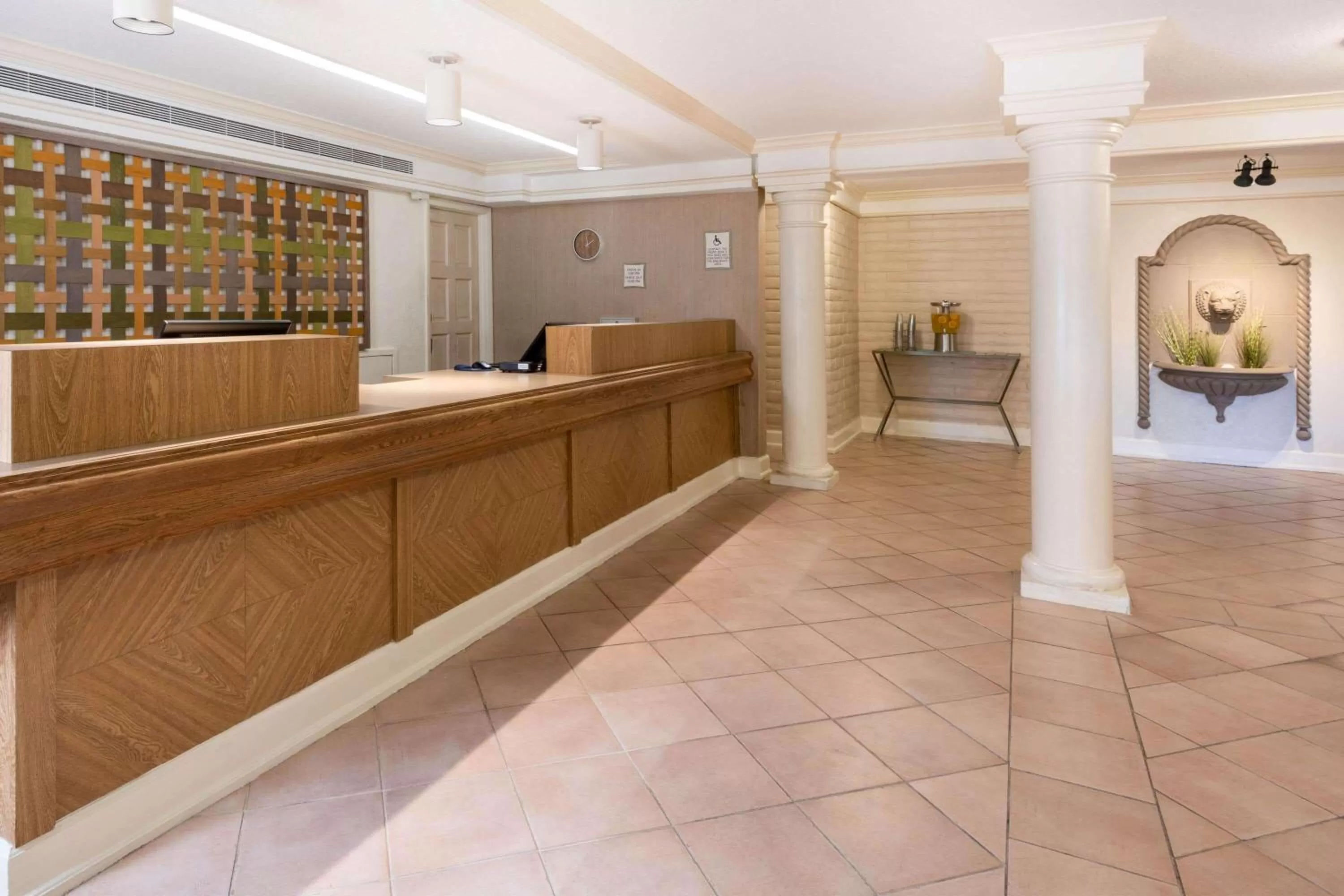 Lobby or reception in La Quinta East Deerfield Beach - Boca Raton