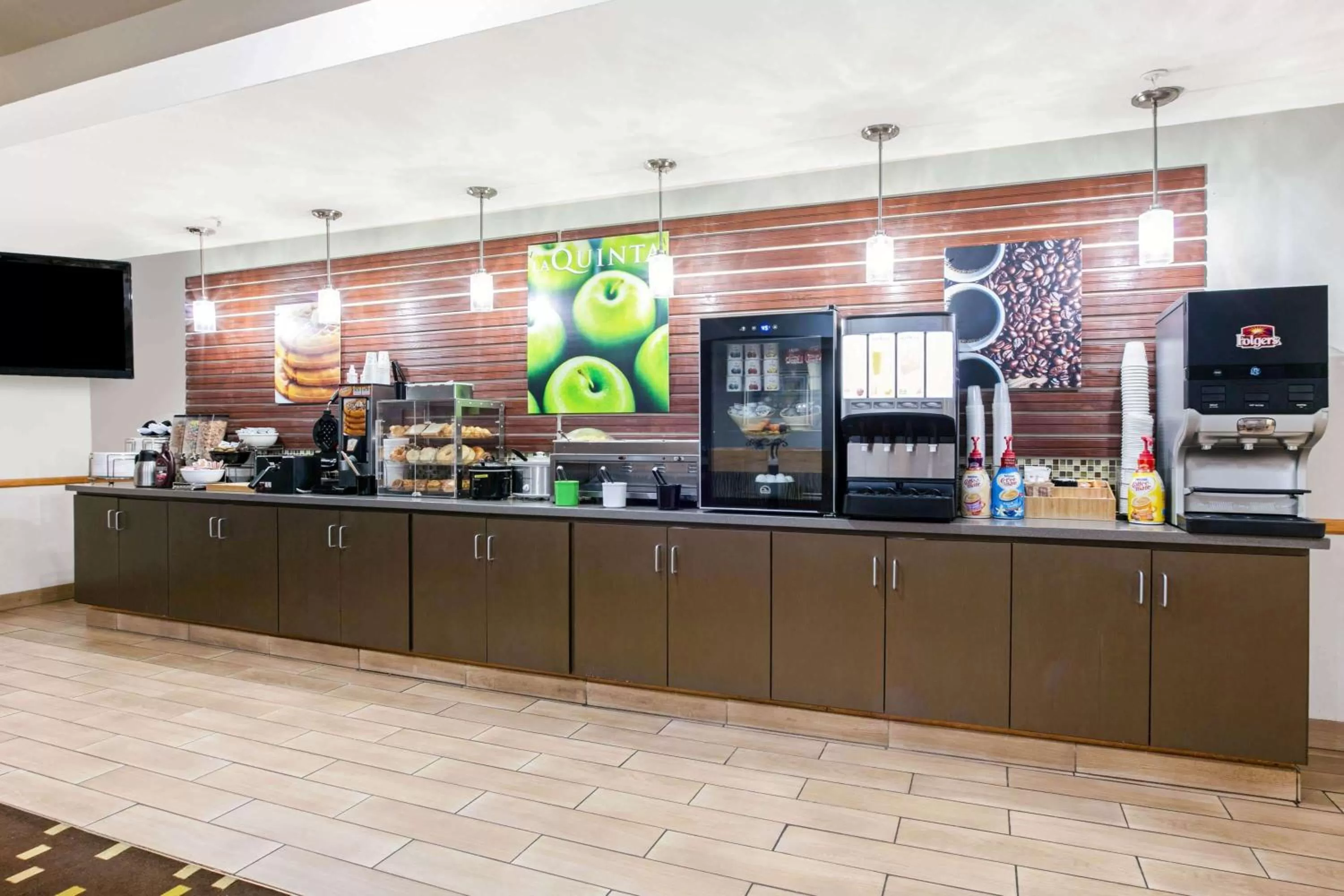 Restaurant/places to eat in La Quinta Inn and Suites by Wyndham Paris